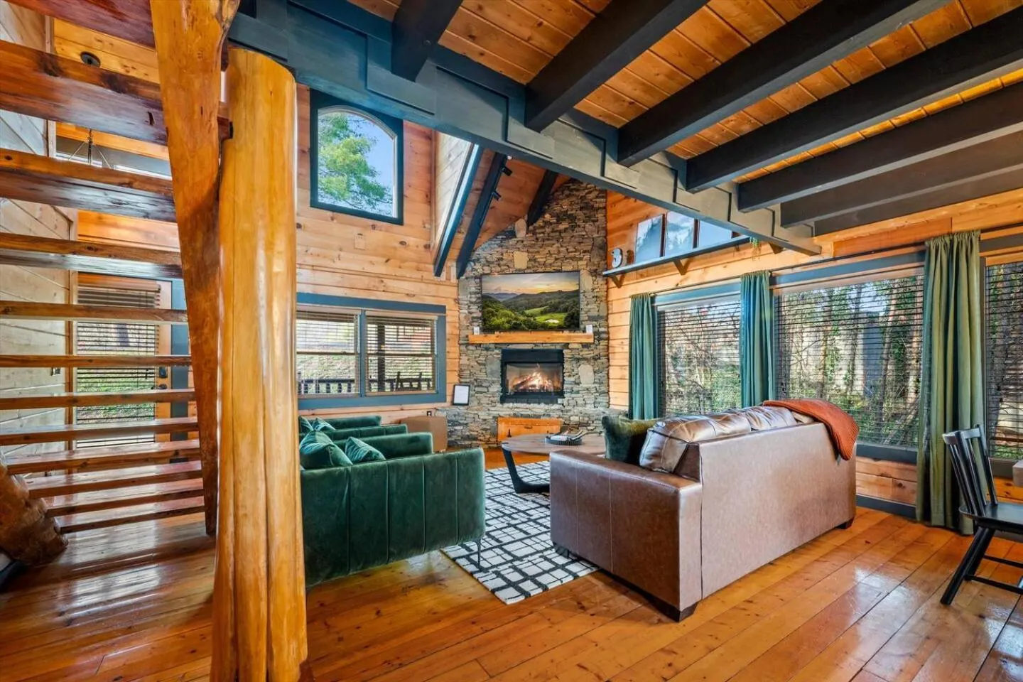 Bearfoot Pines - True Log Cabin - Wi-Fi, Hot Tub, Fishing, Deck with views! - Mins to PF