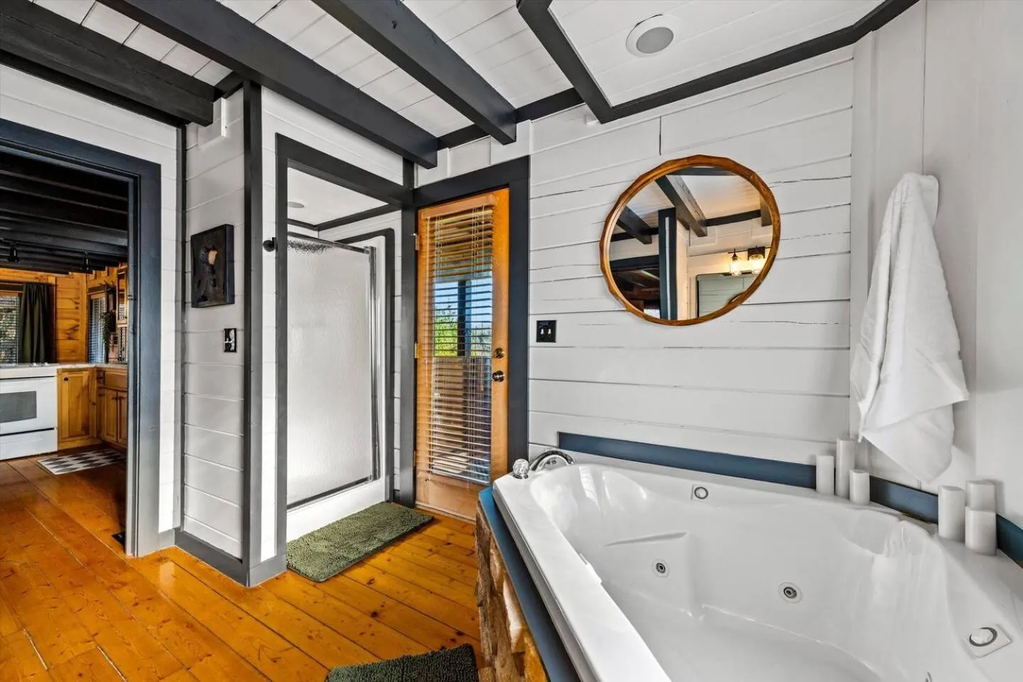 Bearfoot Pines - True Log Cabin - Wi-Fi, Hot Tub, Fishing, Deck with views! - Mins to PF