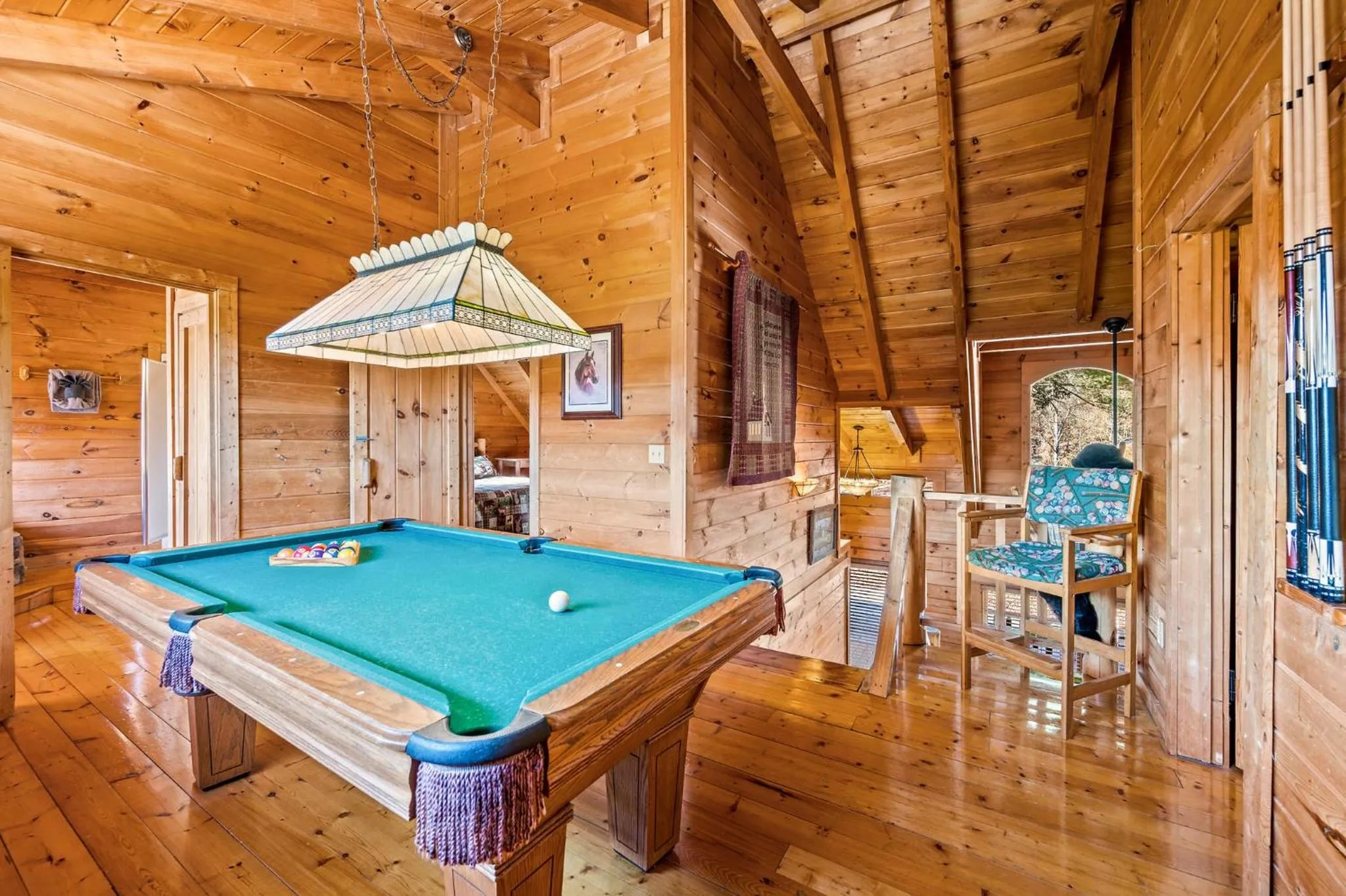 Bearfoot Pines - True Log Cabin - Wi-Fi, Hot Tub, Fishing, Deck with views! - Mins to PF
