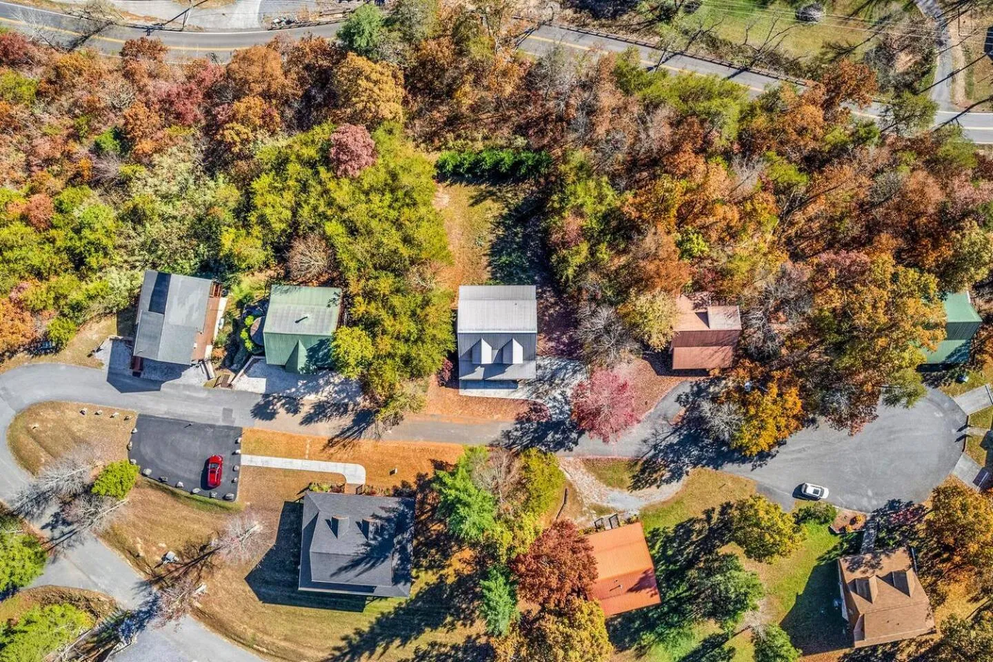 Bearfoot Pines - True Log Cabin - Wi-Fi, Hot Tub, Fishing, Deck with views! - Mins to PF