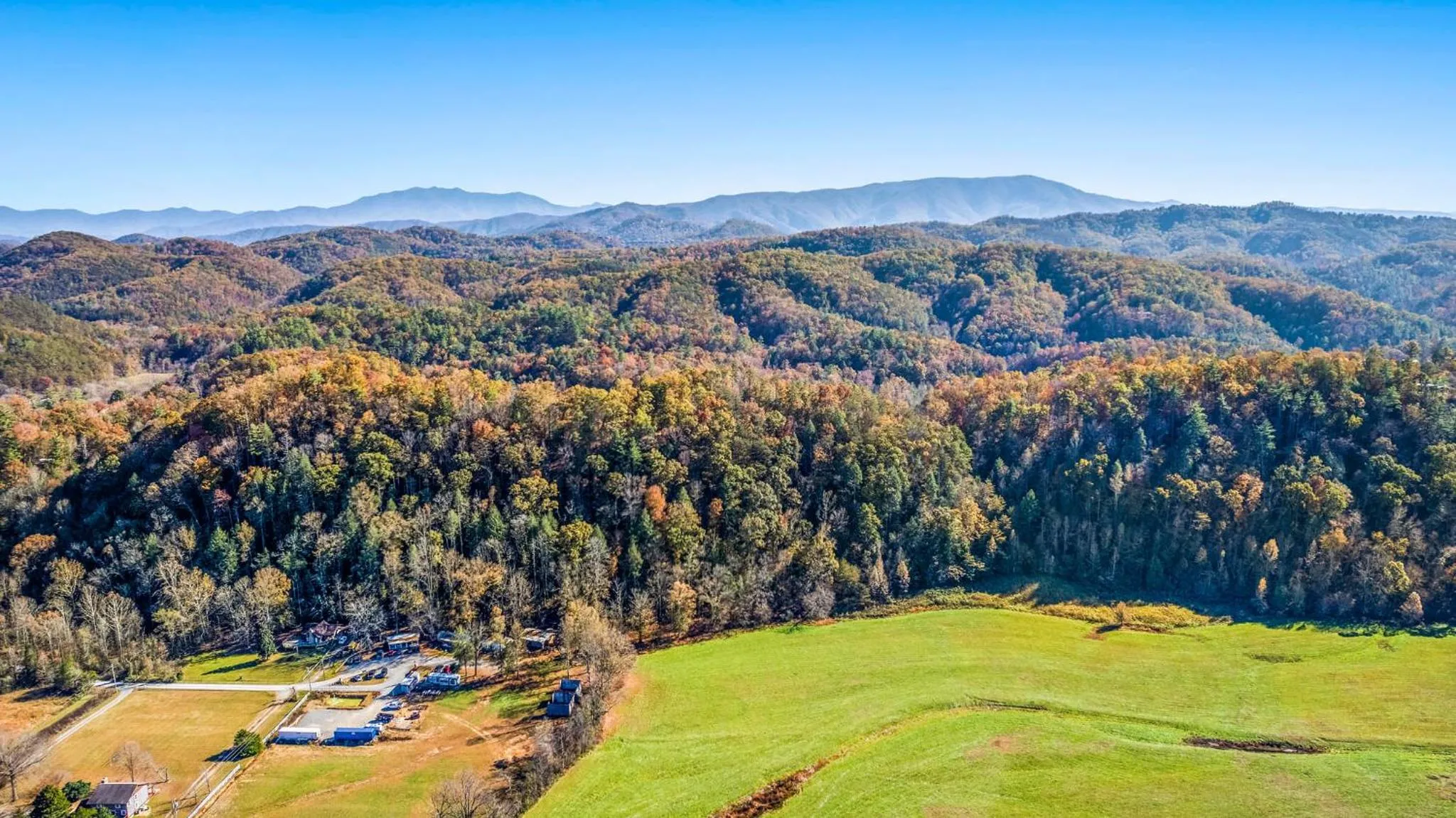 Bearfoot Pines - True Log Cabin - Wi-Fi, Hot Tub, Fishing, Deck with views! - Mins to PF