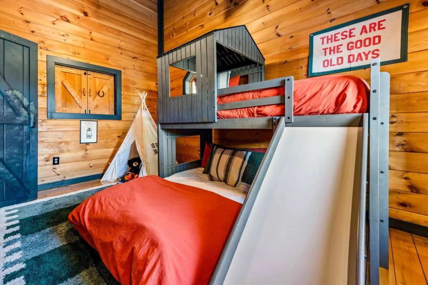 Bed in Bearfoot Pines - True Log Cabin - Wi-Fi, Hot Tub, Fishing, Deck with views! - Mins to PF