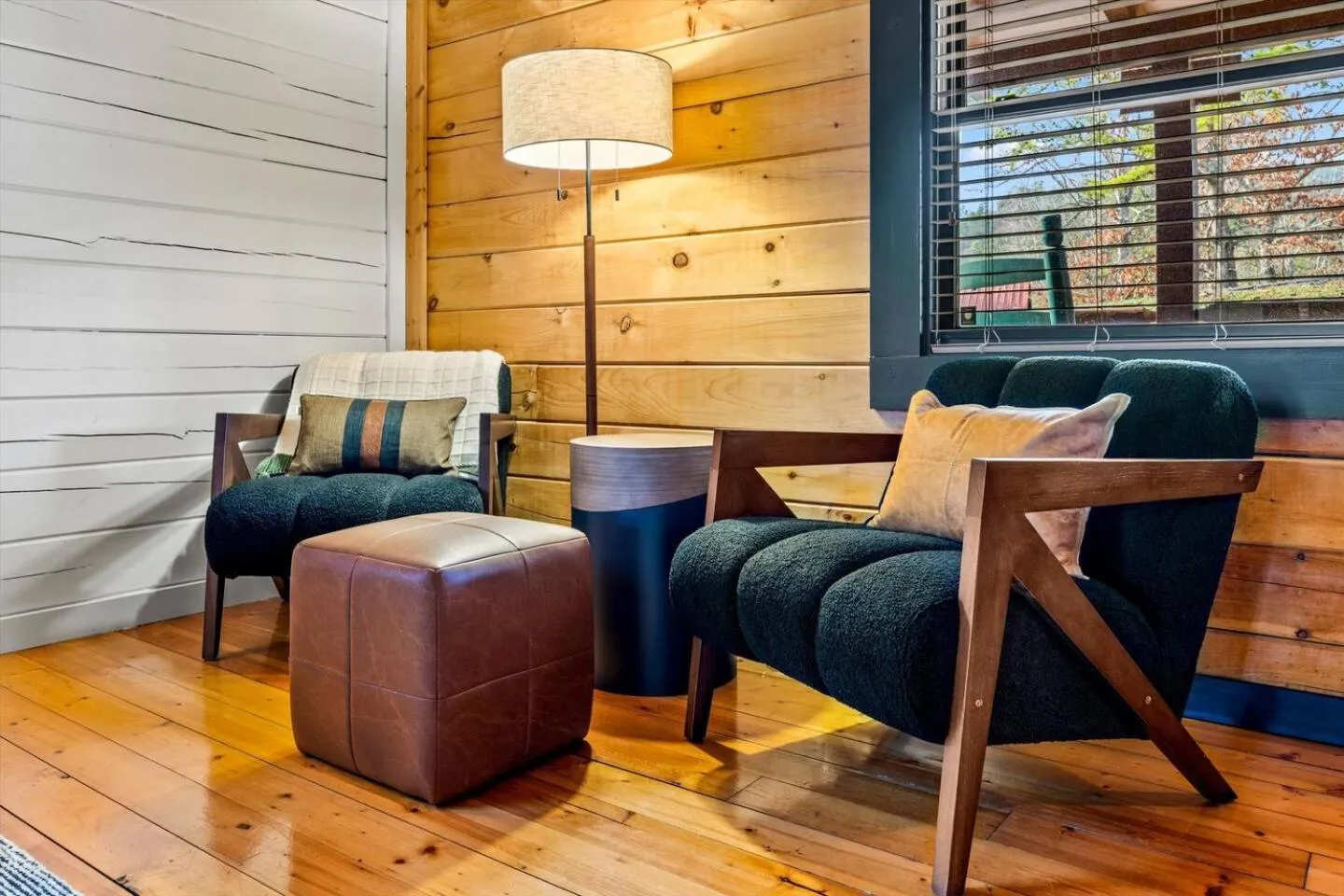 Bearfoot Pines - True Log Cabin - Wi-Fi, Hot Tub, Fishing, Deck with views! - Mins to PF