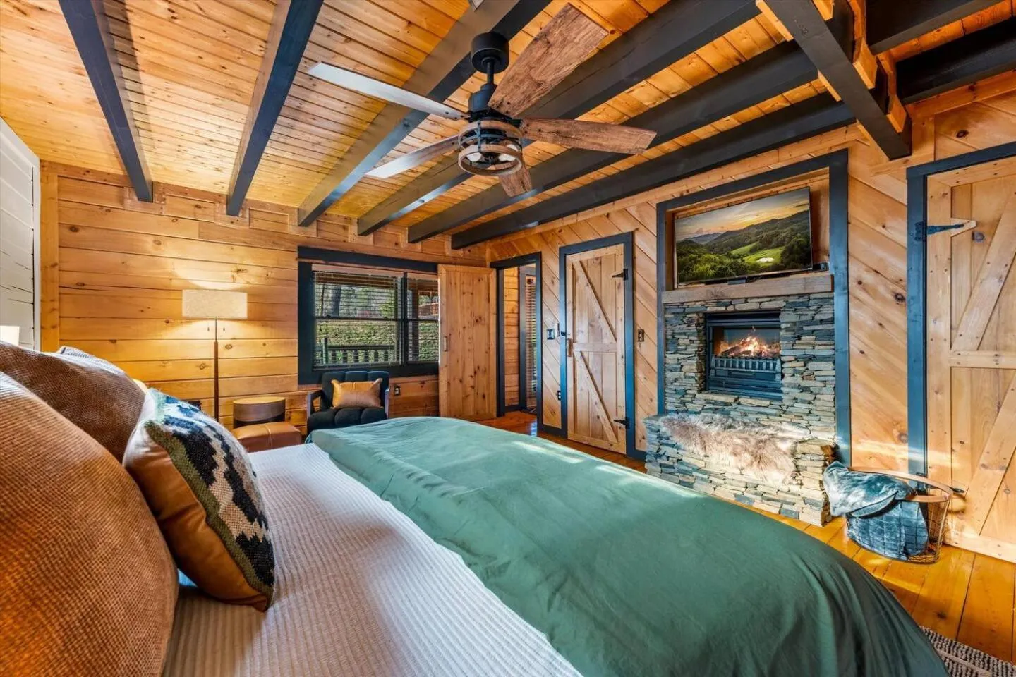 Bed in Bearfoot Pines - True Log Cabin - Wi-Fi, Hot Tub, Fishing, Deck with views! - Mins to PF