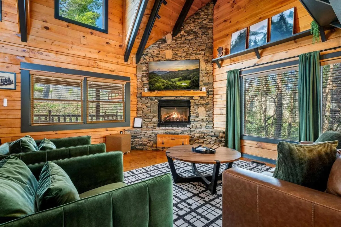 Bearfoot Pines - True Log Cabin - Wi-Fi, Hot Tub, Fishing, Deck with views! - Mins to PF