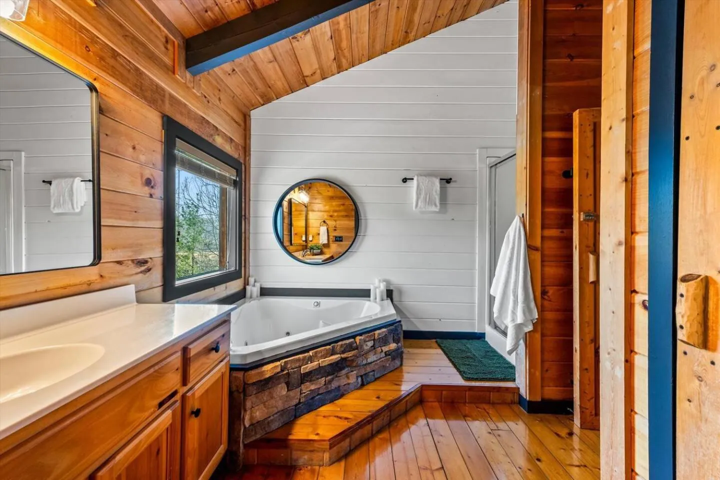 Bearfoot Pines - True Log Cabin - Wi-Fi, Hot Tub, Fishing, Deck with views! - Mins to PF