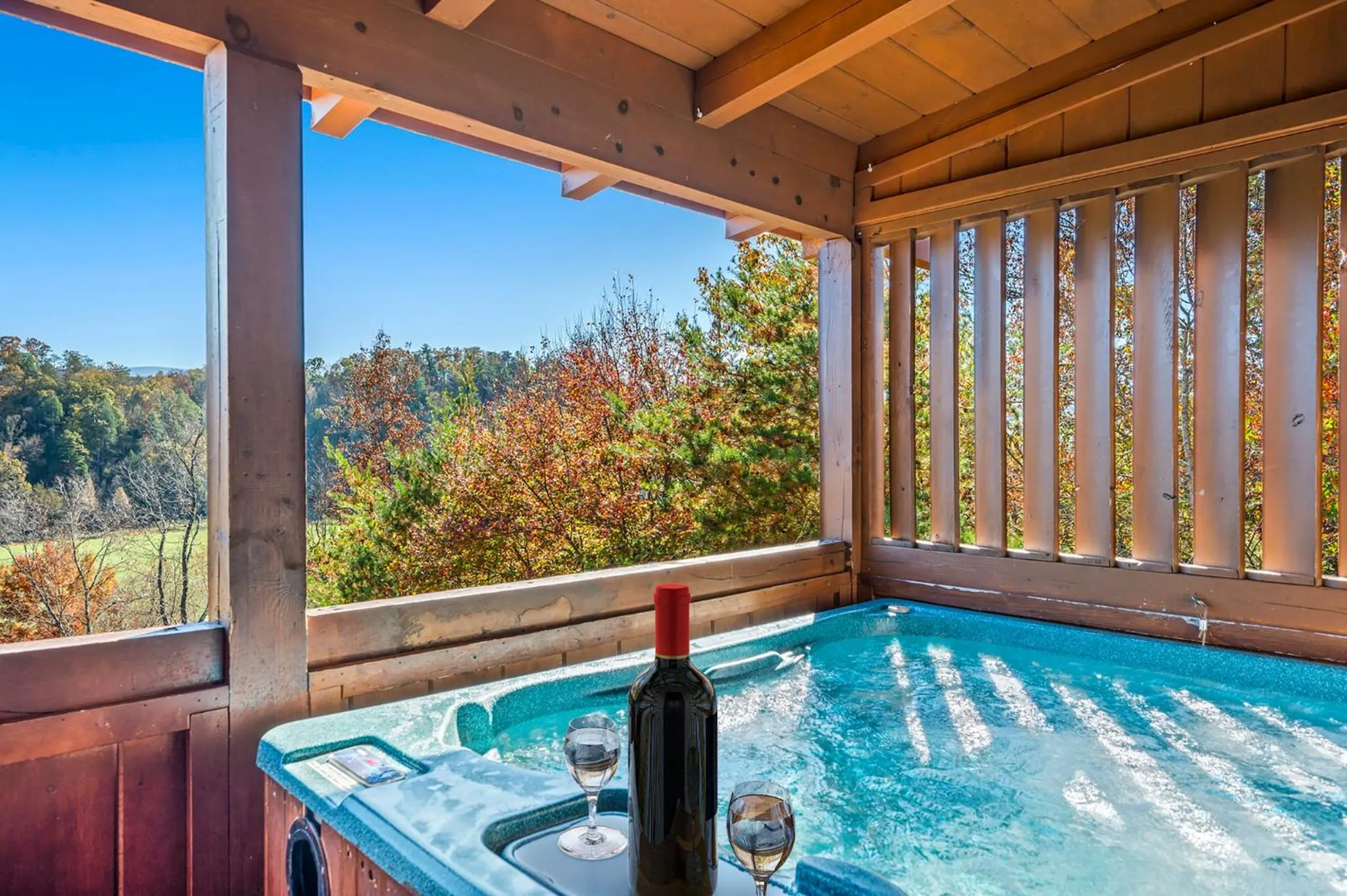 Bearfoot Pines - True Log Cabin - Wi-Fi, Hot Tub, Fishing, Deck with views! - Mins to PF