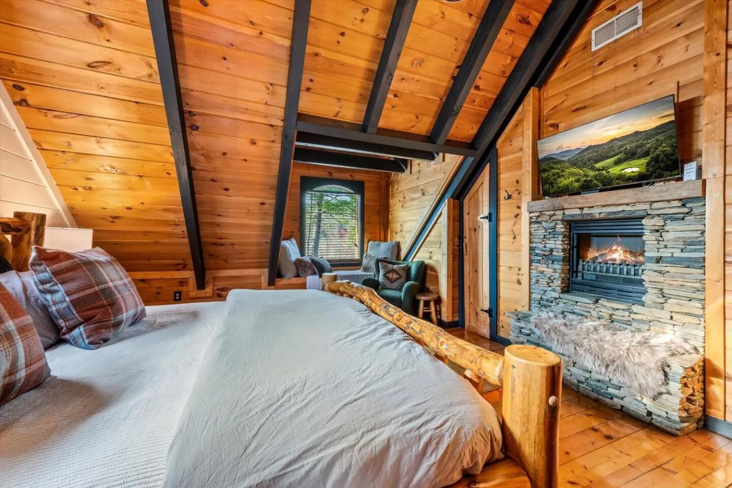 Bed in Bearfoot Pines - True Log Cabin - Wi-Fi, Hot Tub, Fishing, Deck with views! - Mins to PF