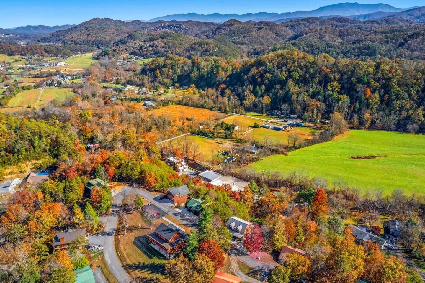 Bearfoot Pines - True Log Cabin - Wi-Fi, Hot Tub, Fishing, Deck with views! - Mins to PF