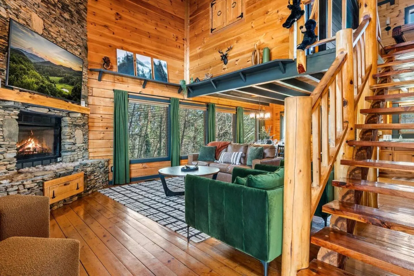 Bearfoot Pines - True Log Cabin - Wi-Fi, Hot Tub, Fishing, Deck with views! - Mins to PF