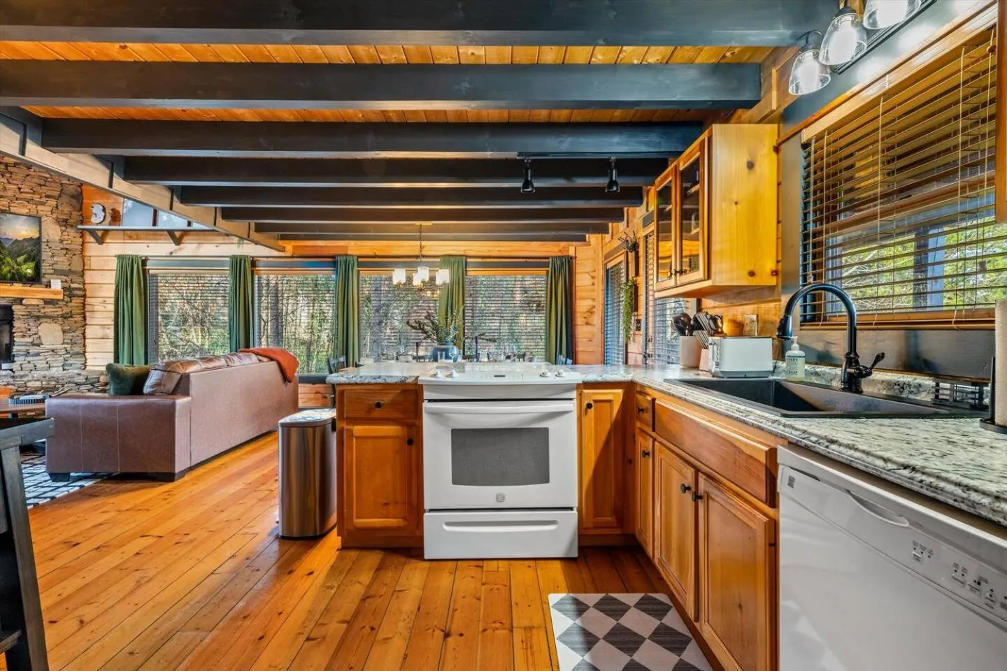 Bearfoot Pines - True Log Cabin - Wi-Fi, Hot Tub, Fishing, Deck with views! - Mins to PF