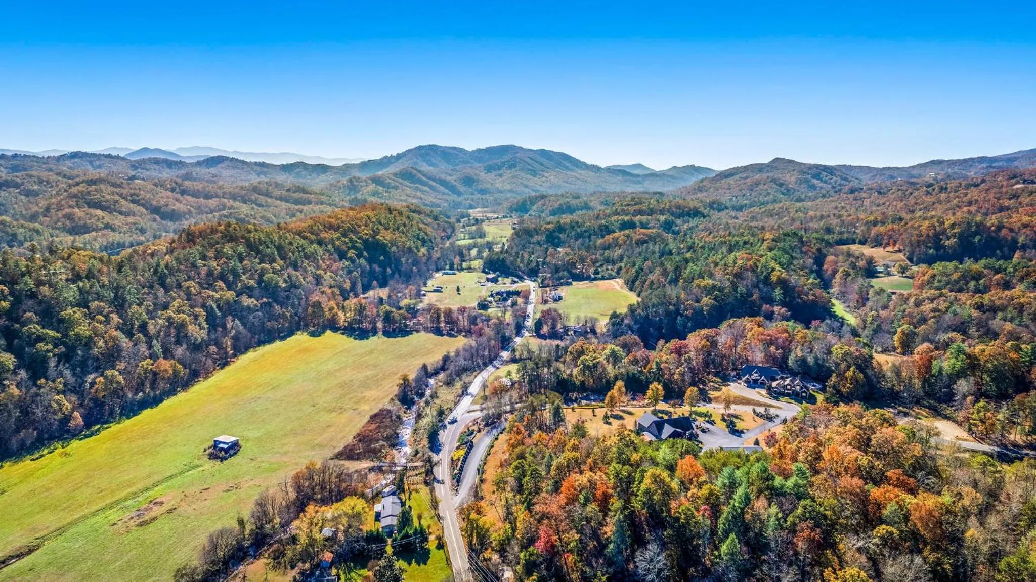 Bearfoot Pines - True Log Cabin - Wi-Fi, Hot Tub, Fishing, Deck with views! - Mins to PF