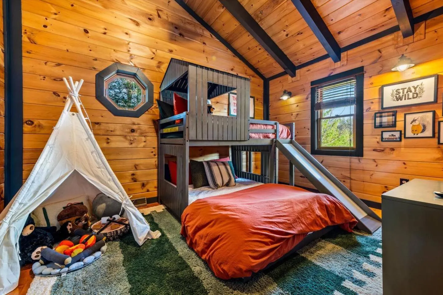 Bed in Bearfoot Pines - True Log Cabin - Wi-Fi, Hot Tub, Fishing, Deck with views! - Mins to PF