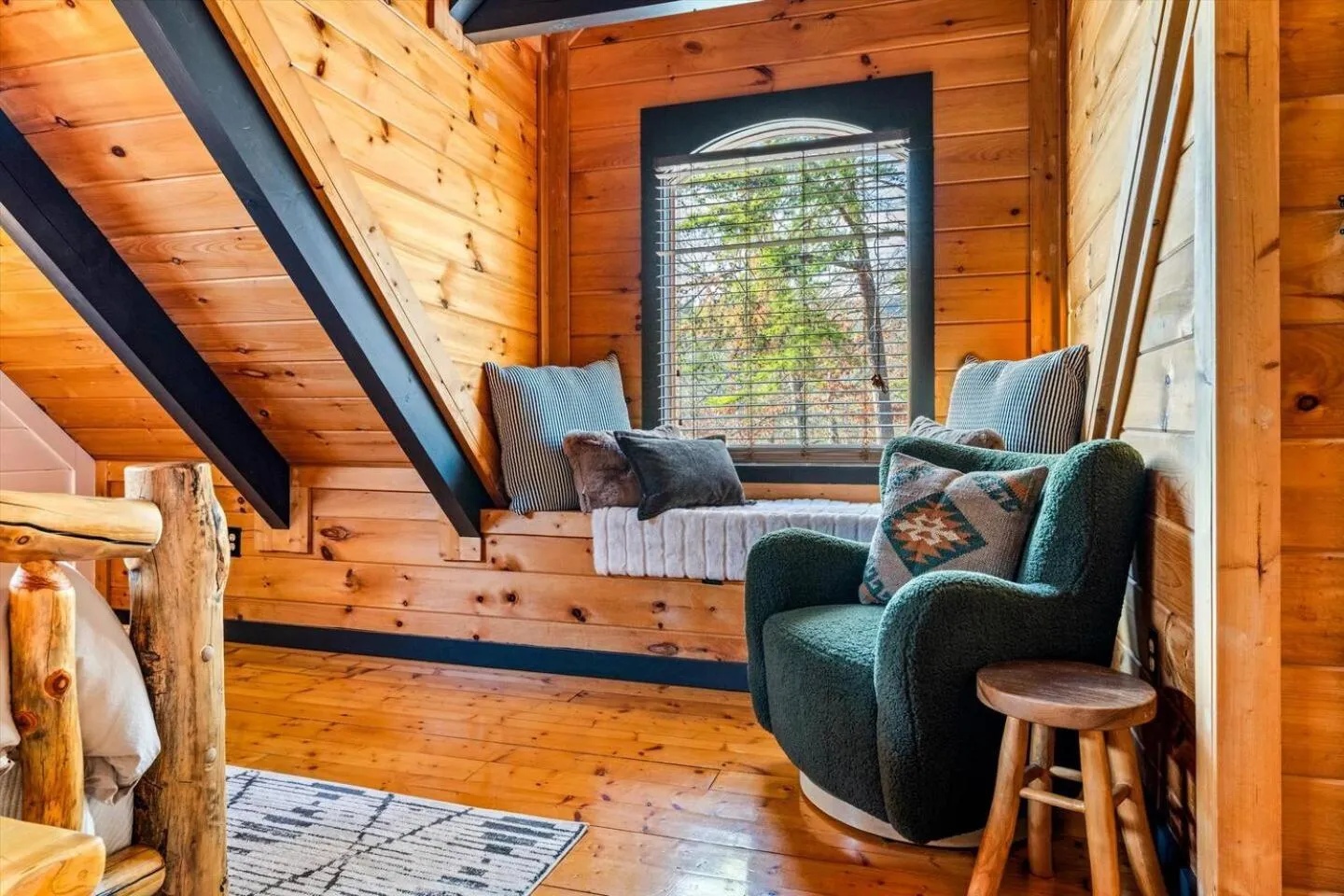 Bearfoot Pines - True Log Cabin - Wi-Fi, Hot Tub, Fishing, Deck with views! - Mins to PF