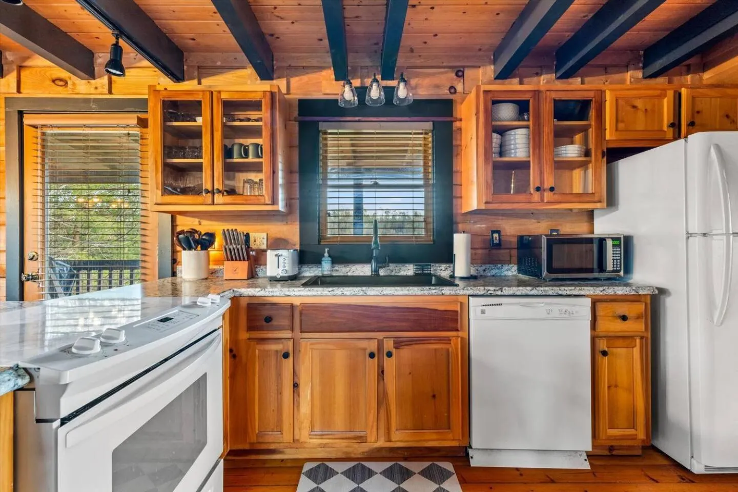 Bearfoot Pines - True Log Cabin - Wi-Fi, Hot Tub, Fishing, Deck with views! - Mins to PF