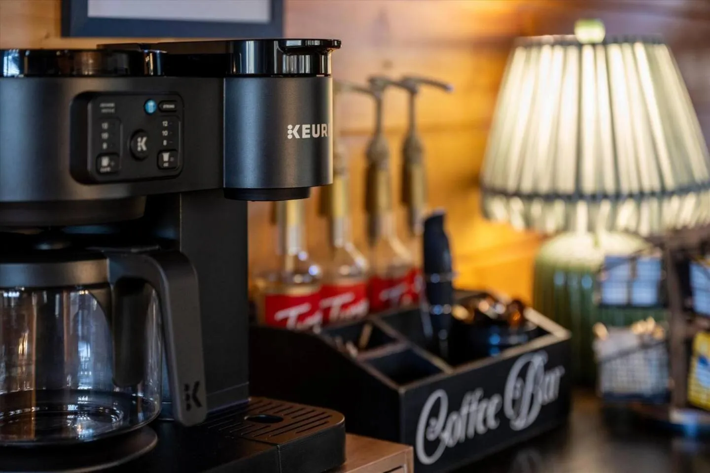 Bearfoot Pines - True Log Cabin - Wi-Fi, Hot Tub, Fishing, Deck with views! - Mins to PF