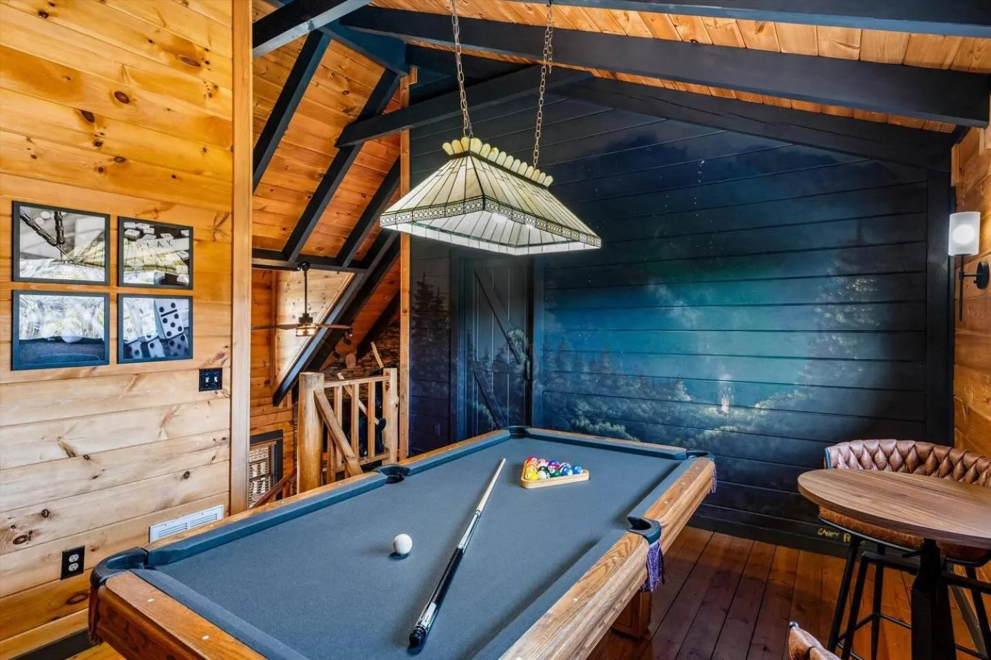 Bearfoot Pines - True Log Cabin - Wi-Fi, Hot Tub, Fishing, Deck with views! - Mins to PF