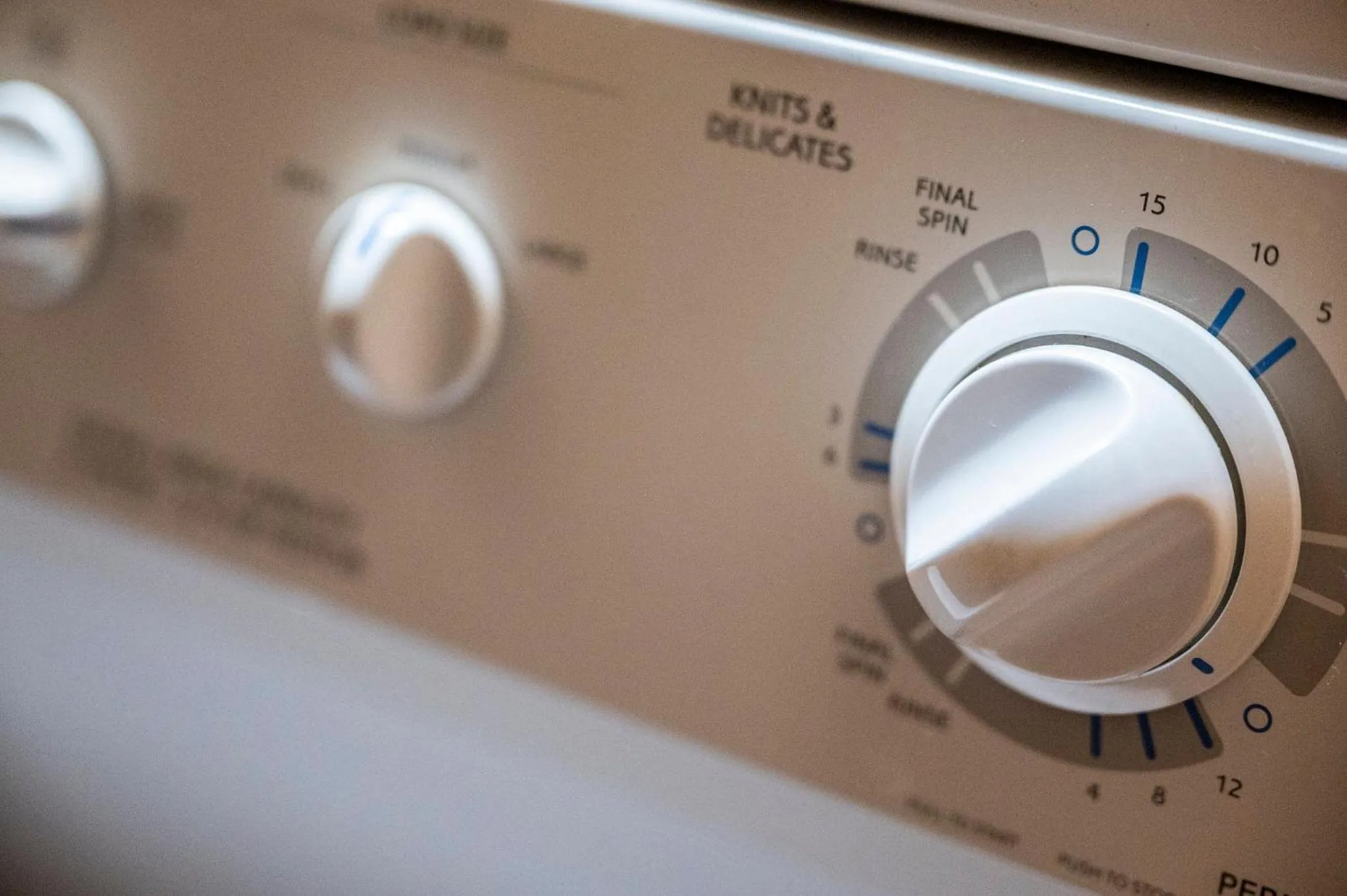 Bearfoot Pines - True Log Cabin - Wi-Fi, Hot Tub, Fishing, Deck with views! - Mins to PF