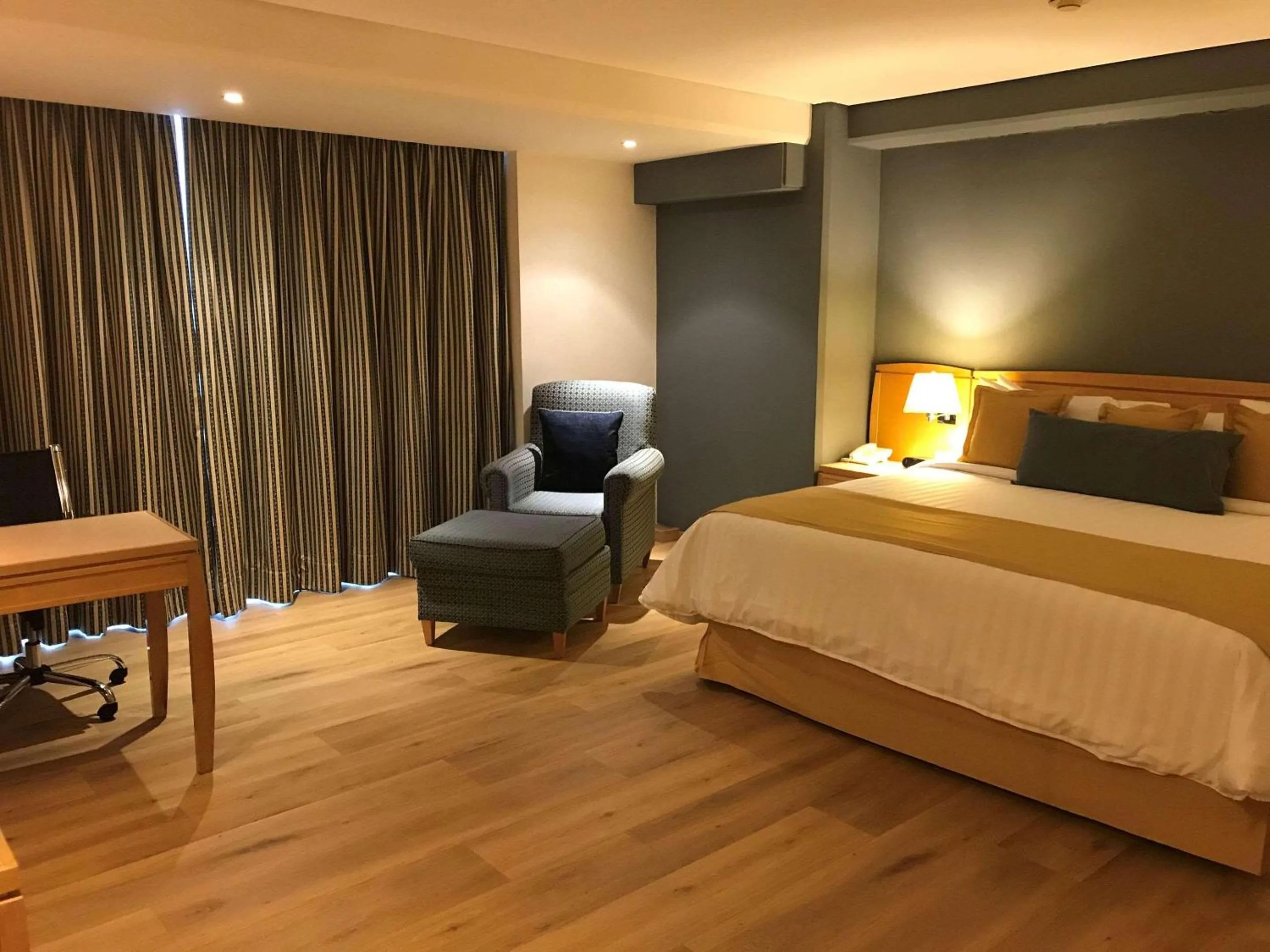 Bedroom, Bed in Radisson Paraiso Hotel Mexico City