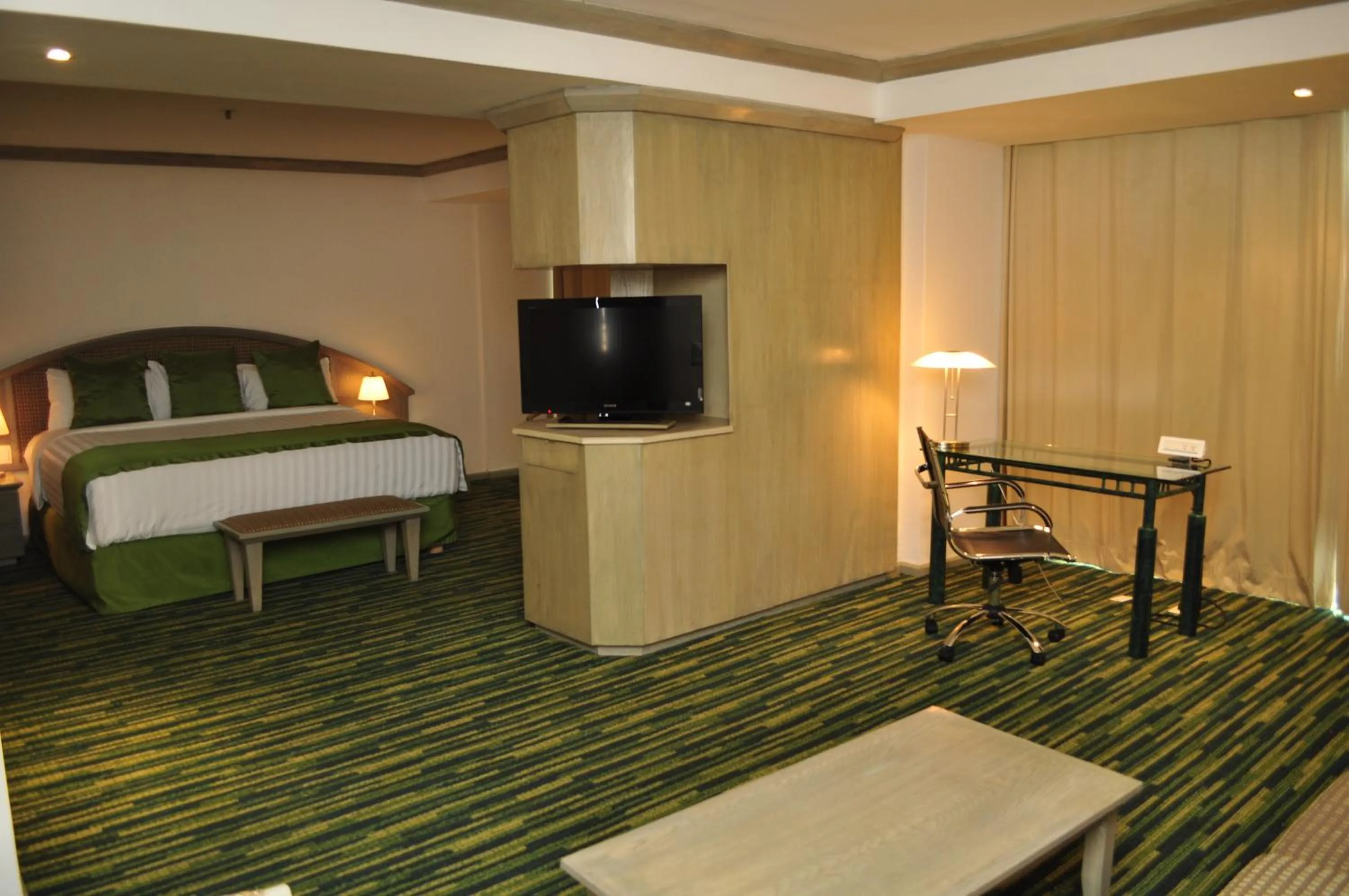 Bedroom, Bed in Radisson Paraiso Hotel Mexico City