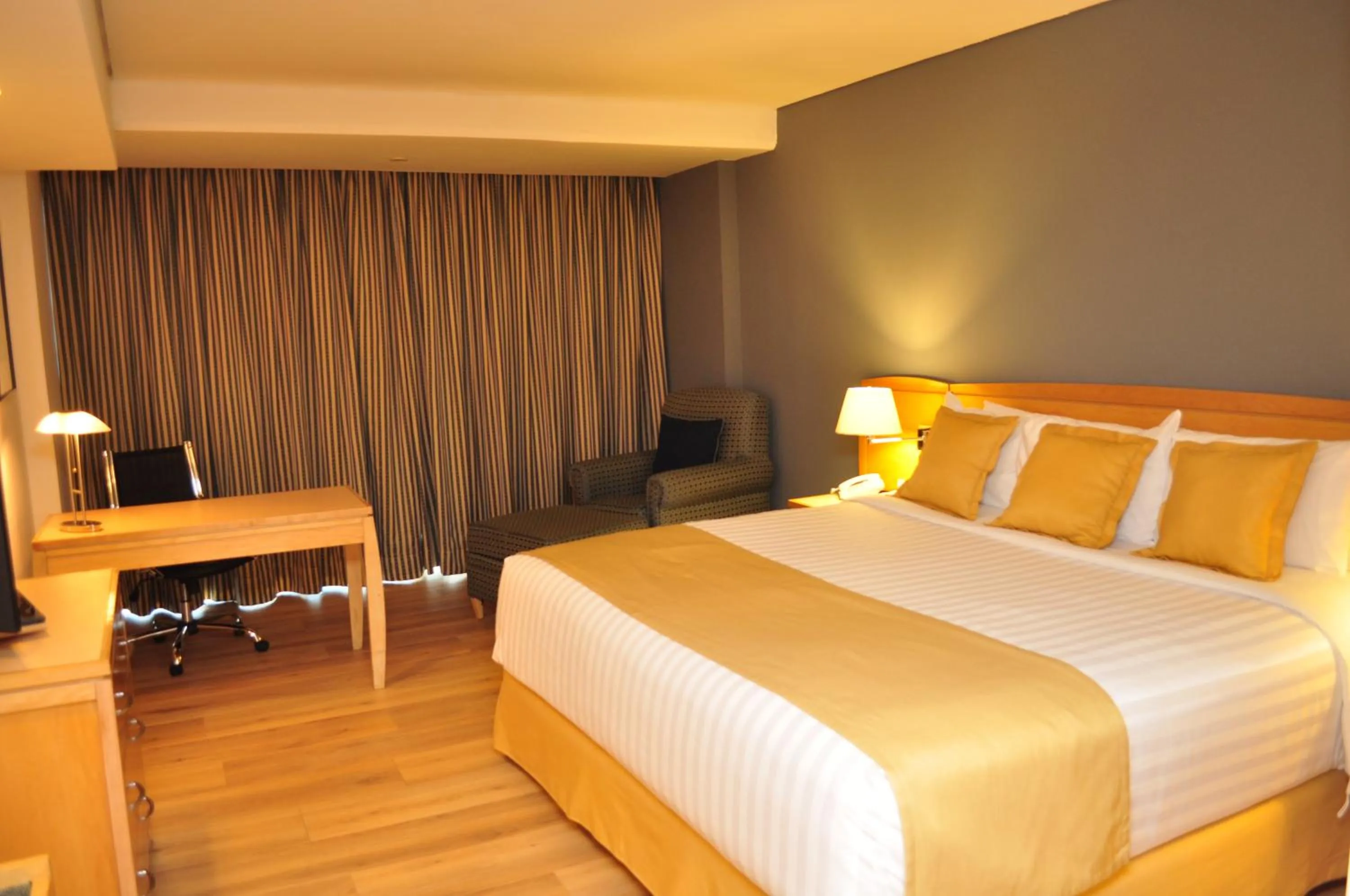 Bedroom, Bed in Radisson Paraiso Hotel Mexico City