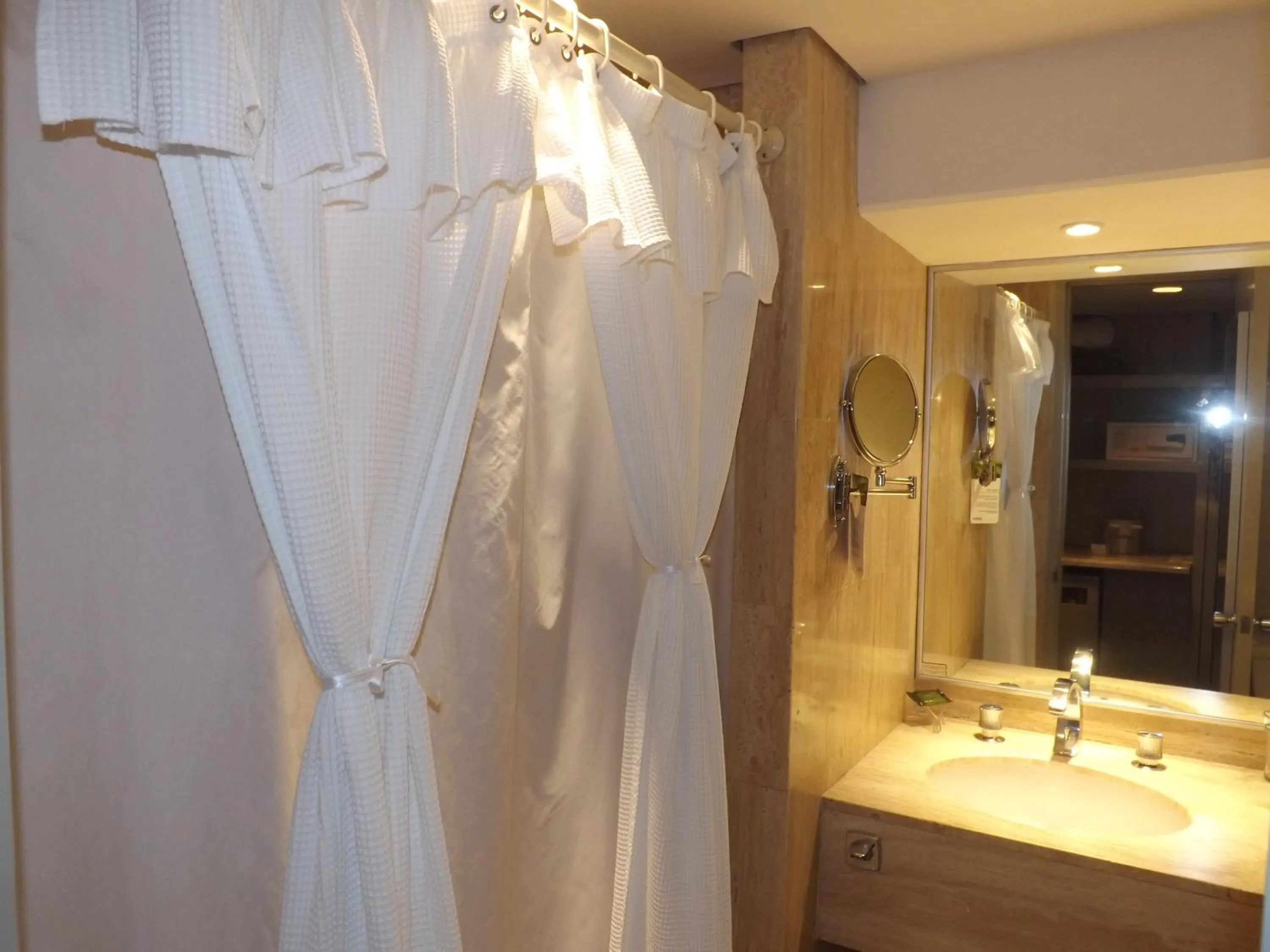 Bathroom in Radisson Paraiso Hotel Mexico City