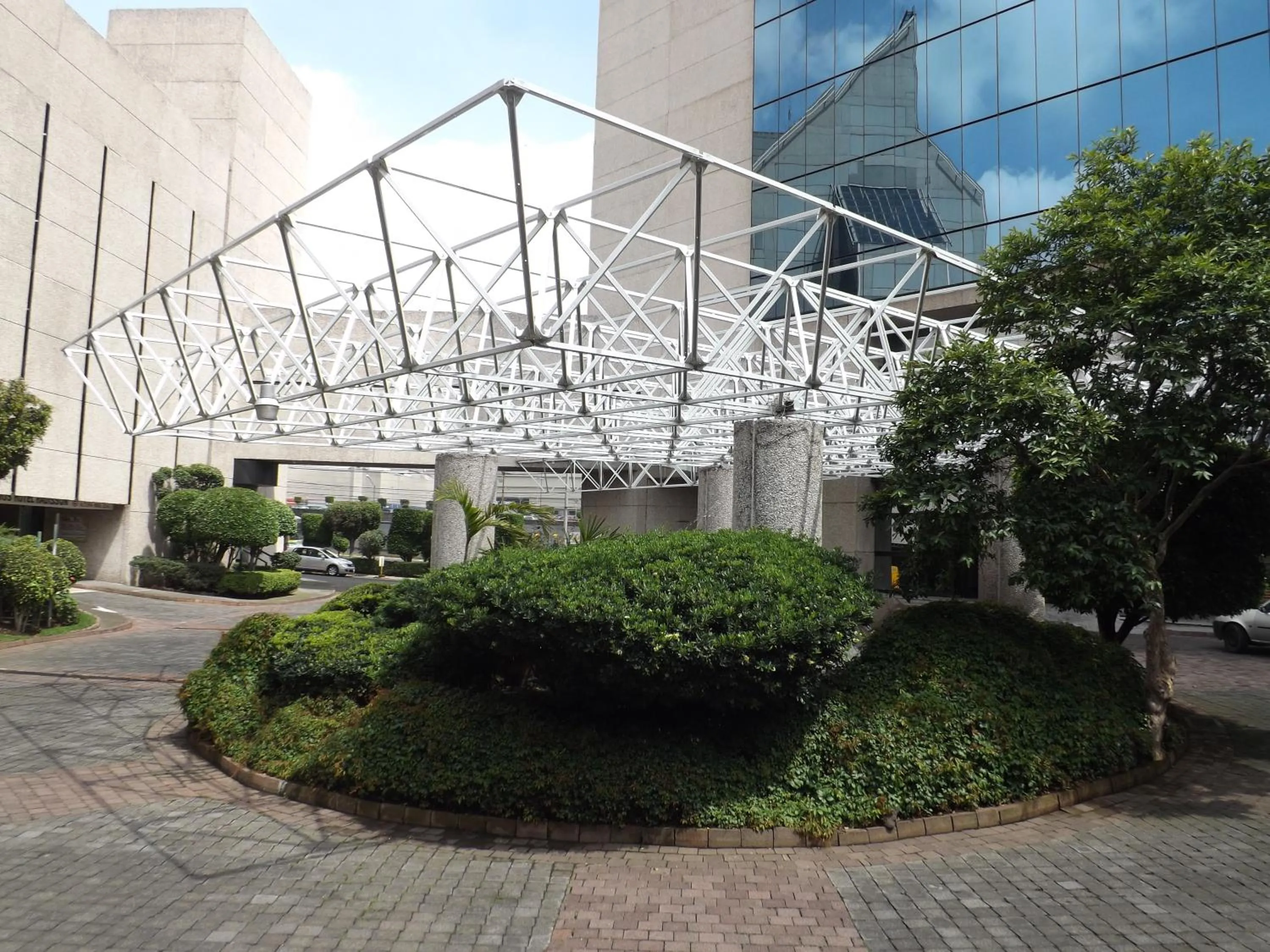 Facade/entrance in Radisson Paraiso Hotel Mexico City