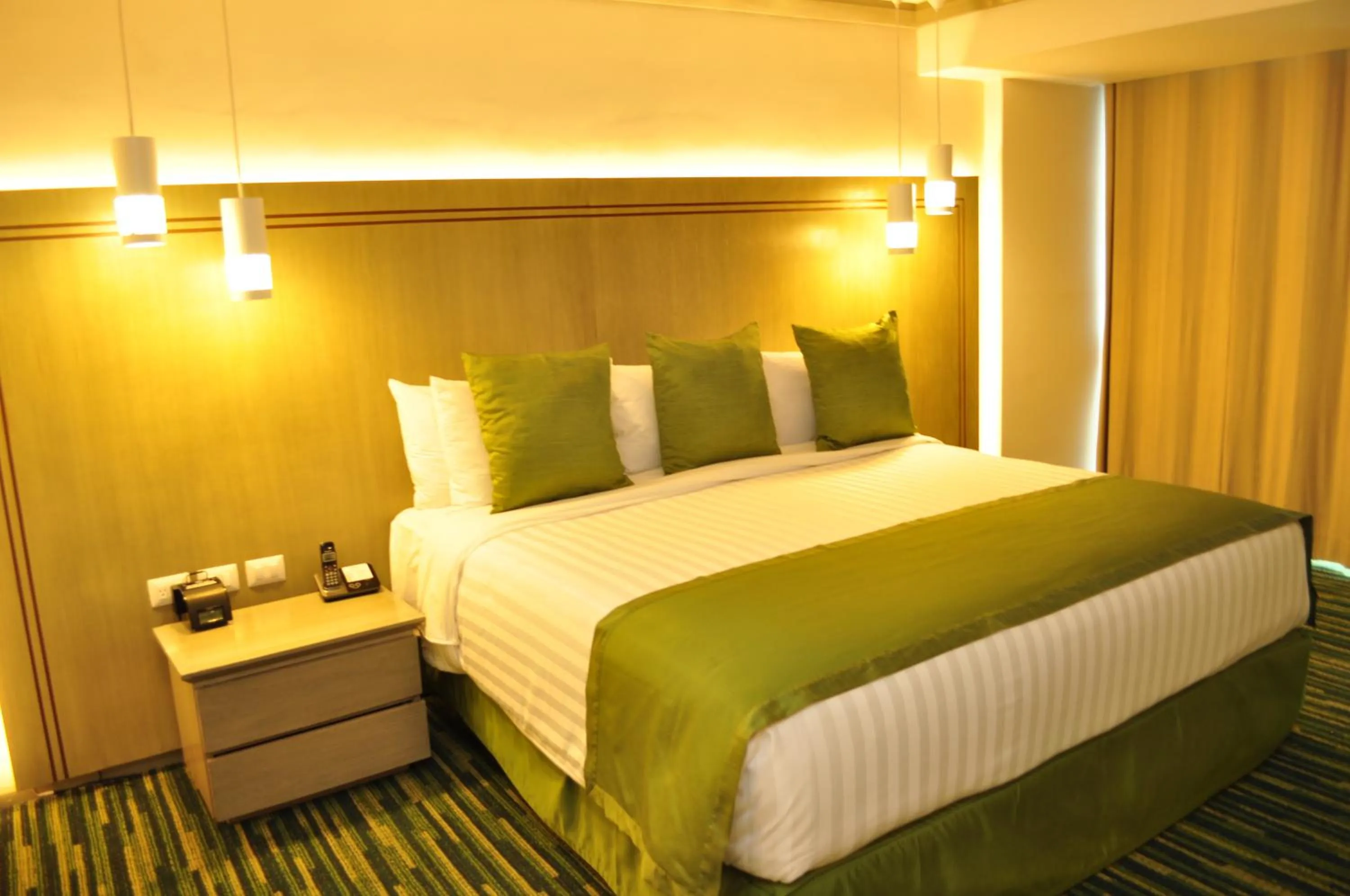 Bedroom, Bed in Radisson Paraiso Hotel Mexico City