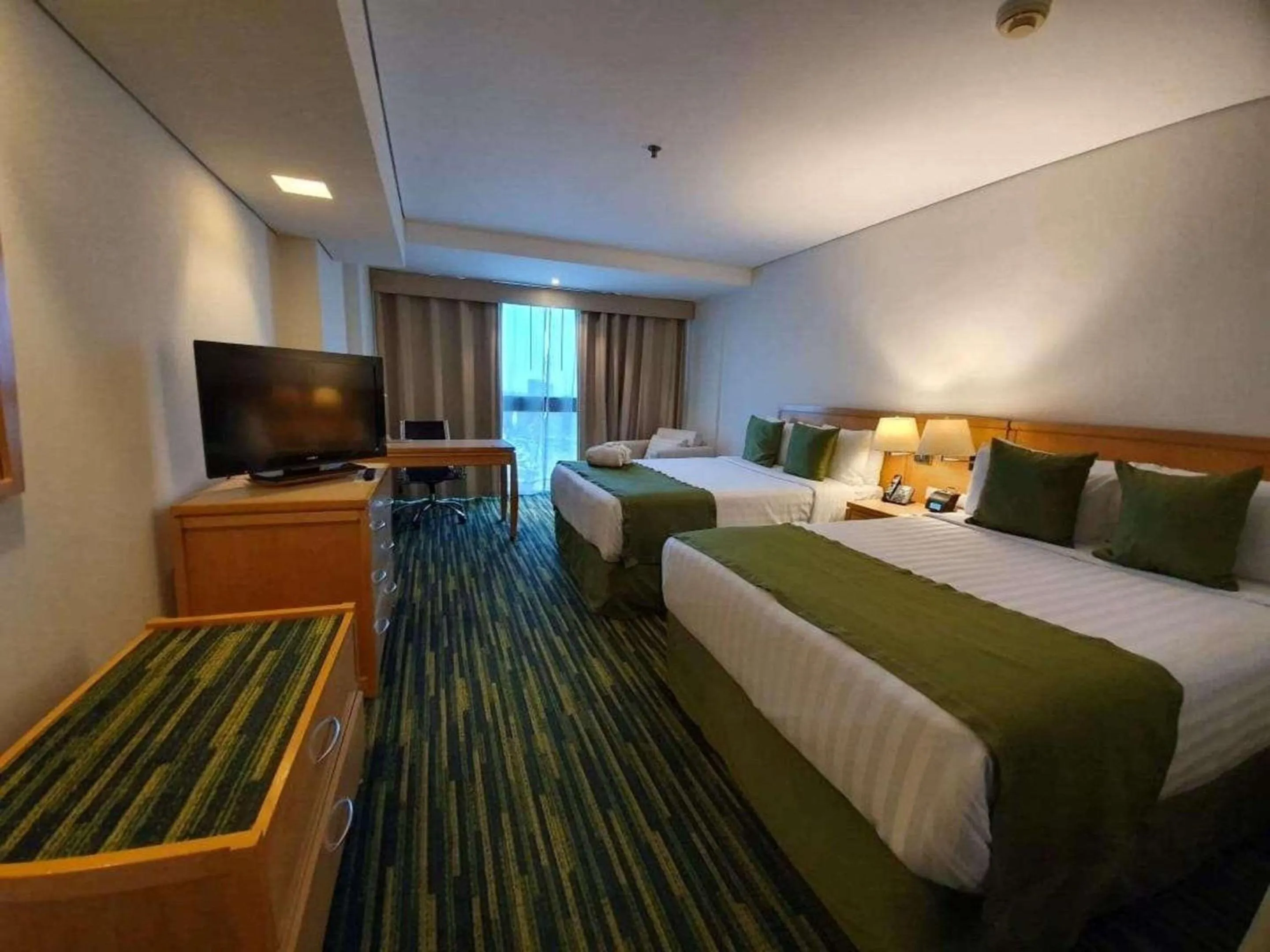 Bedroom, Bed in Radisson Paraiso Hotel Mexico City