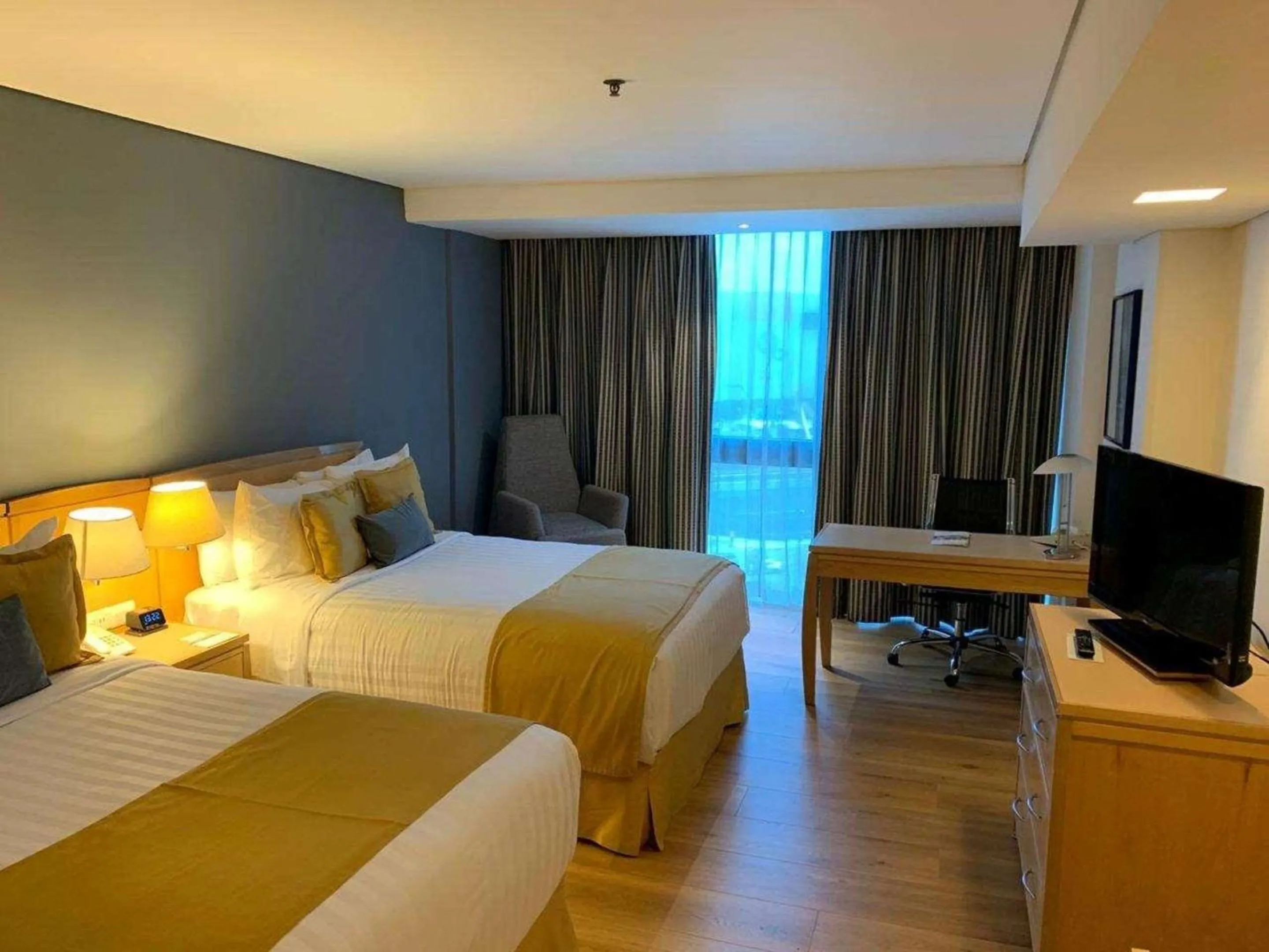 Bedroom, Bed in Radisson Paraiso Hotel Mexico City