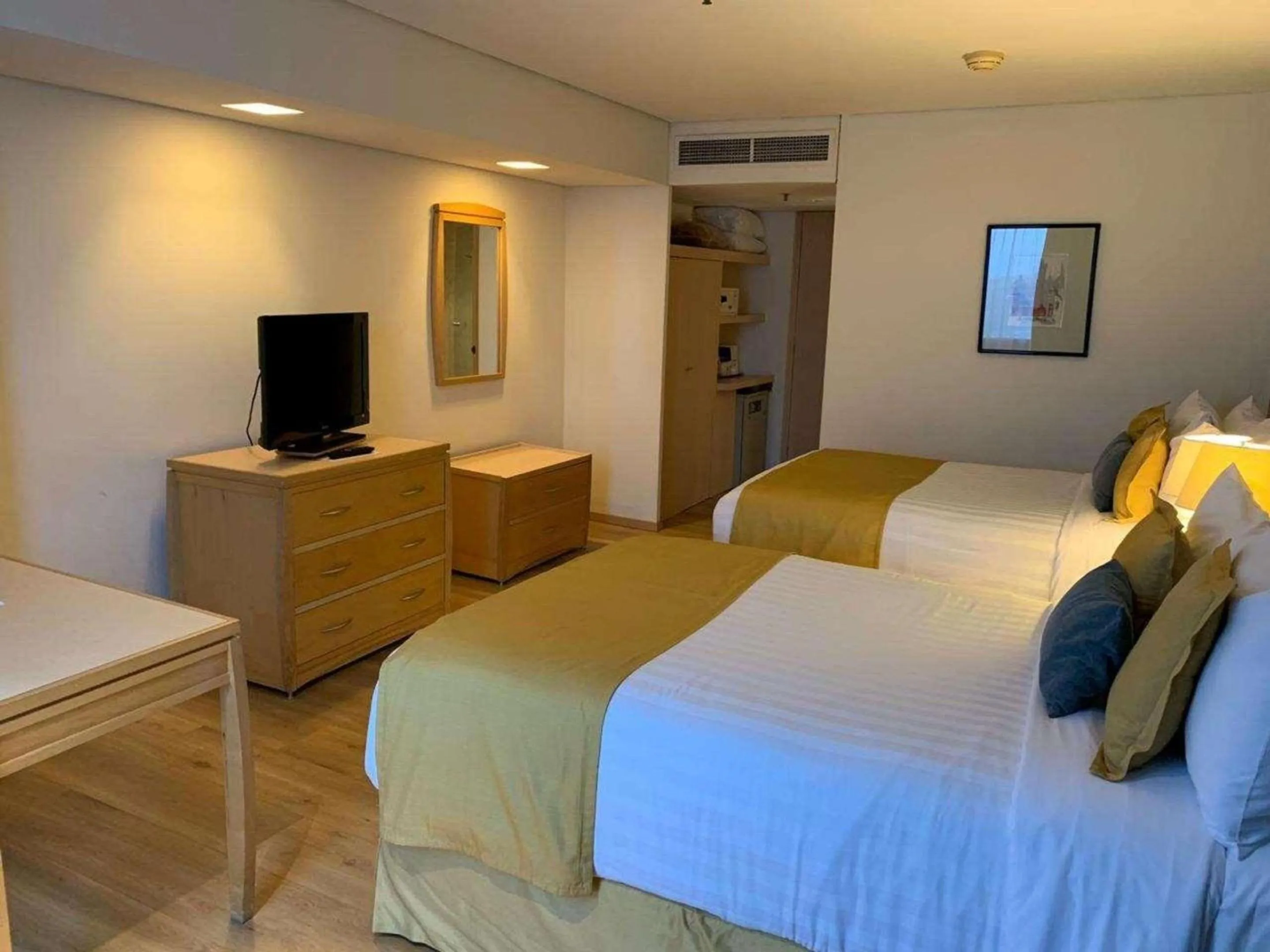 Bedroom, Bed in Radisson Paraiso Hotel Mexico City