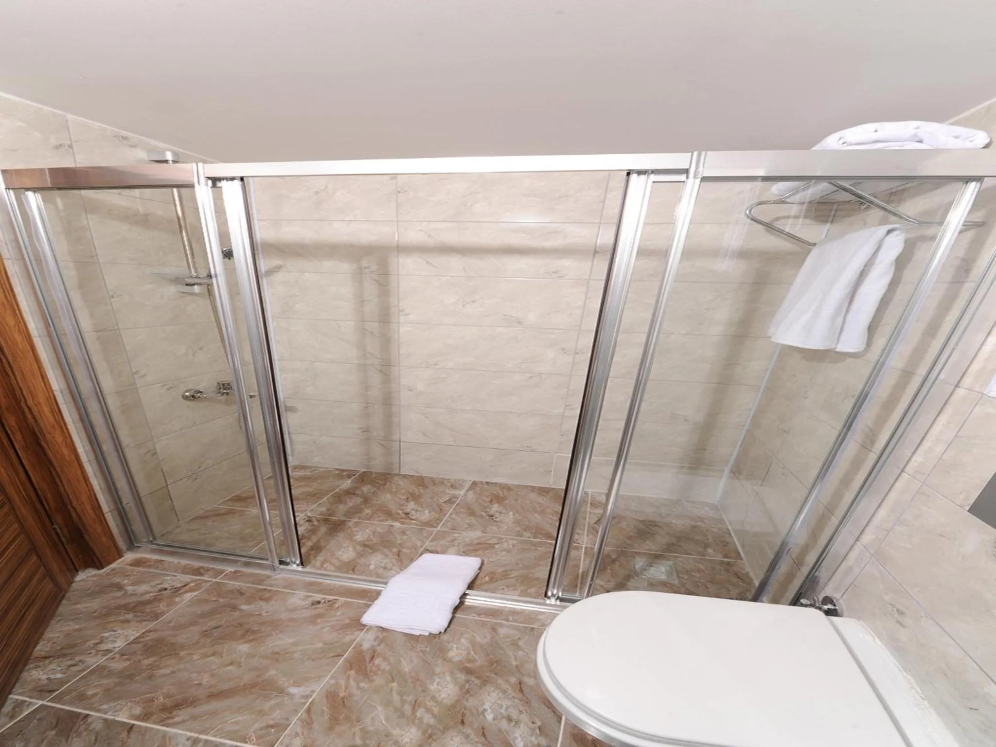 Shower in Gazel Suites Downtown