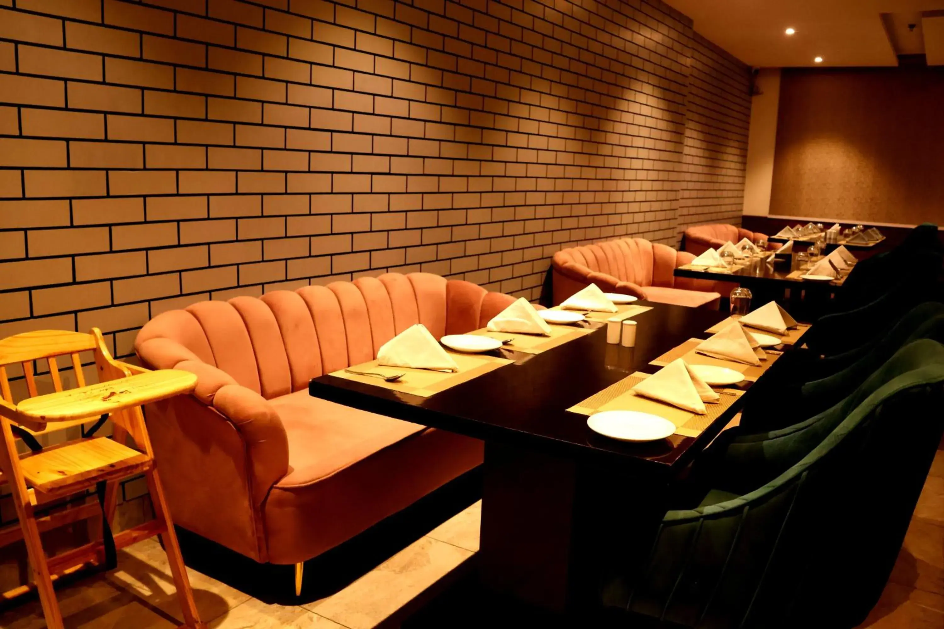 Restaurant/places to eat in The Emerald Grand Restaurant/places to eat in The Emerald Grand