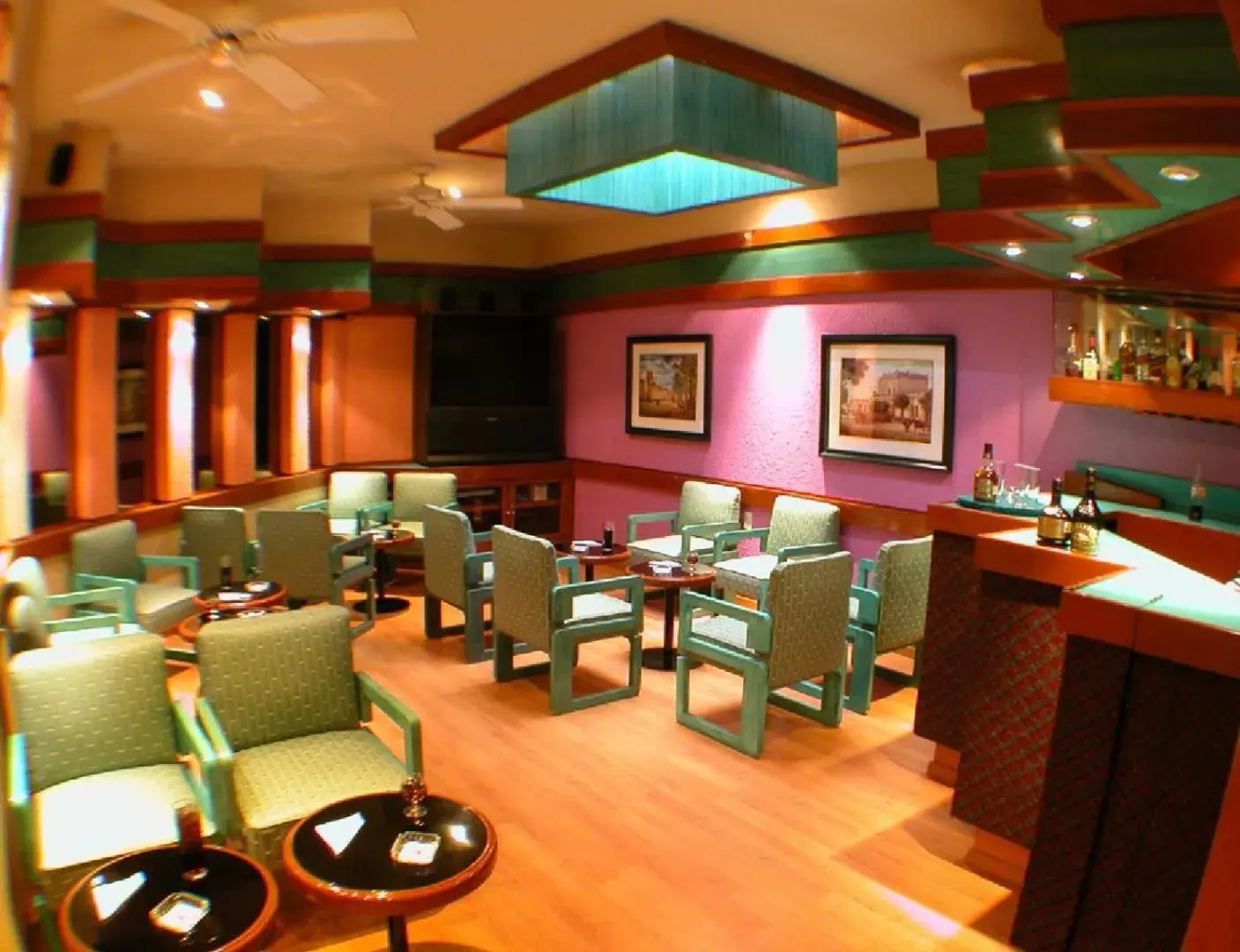 Lounge or bar in Segovia Regency Lounge or bar in Segovia Regency