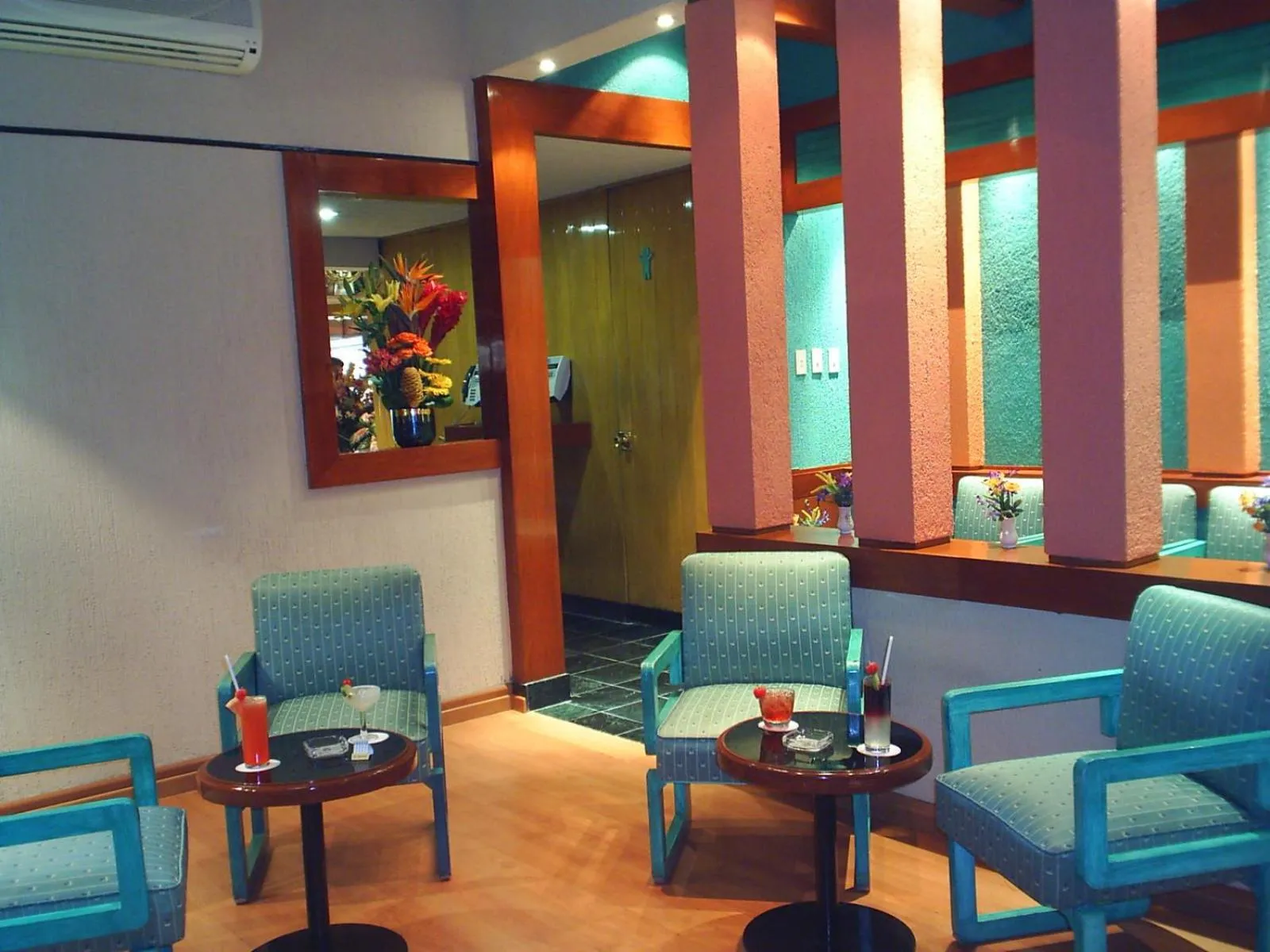 Communal lounge/ TV room in Segovia Regency