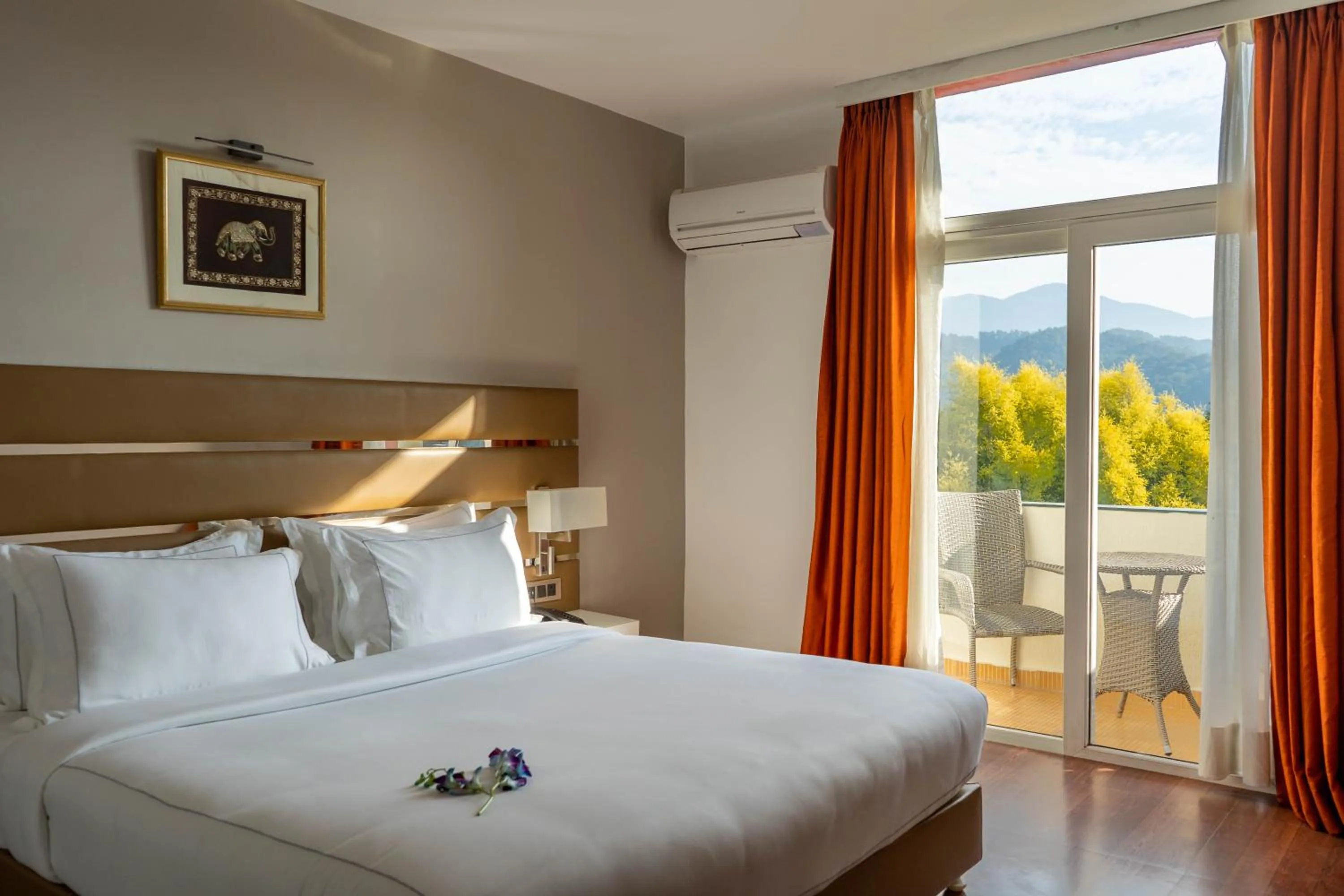 Bed in Country Inn Tarika Riverside Resort Jim Corbett