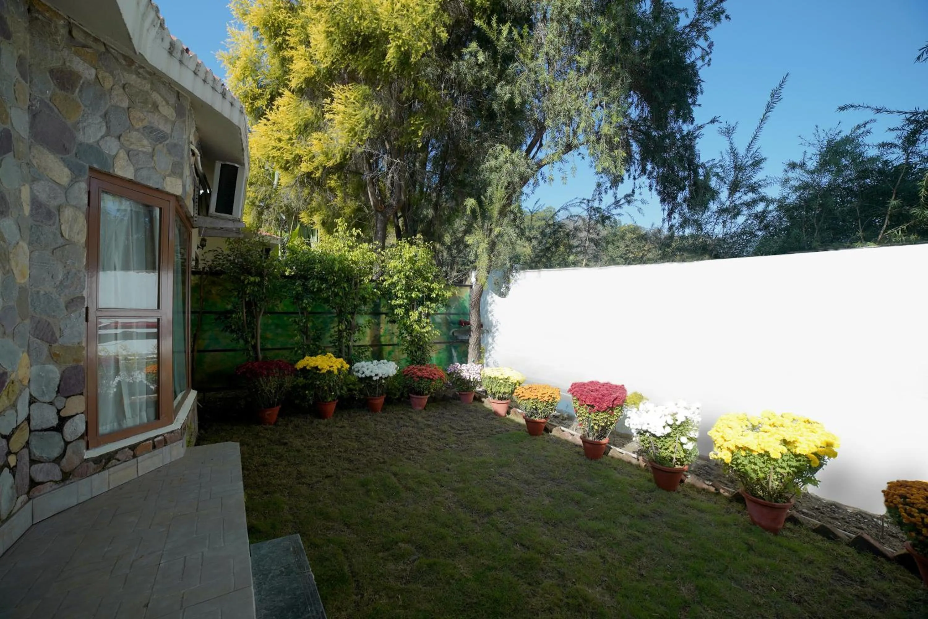 Garden in Country Inn Tarika Riverside Resort Jim Corbett