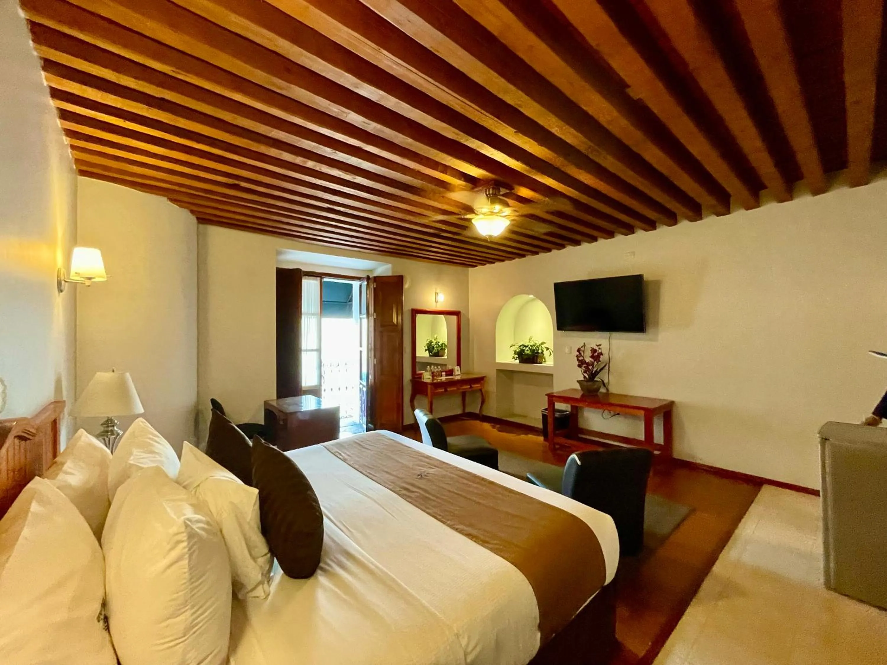 Communal lounge/ TV room, Bed in Hotel Puebla Plaza