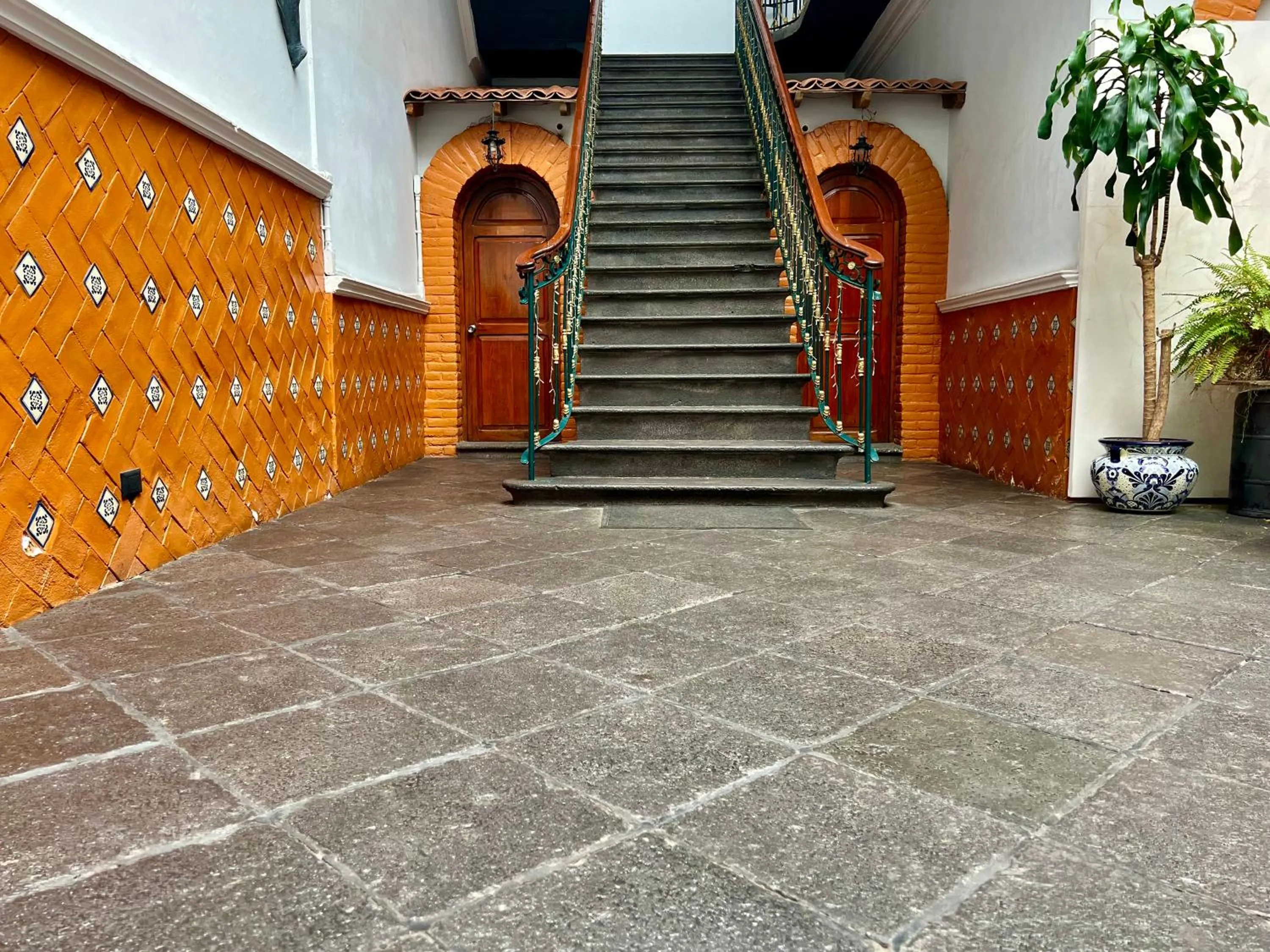 Property building in Hotel Puebla Plaza