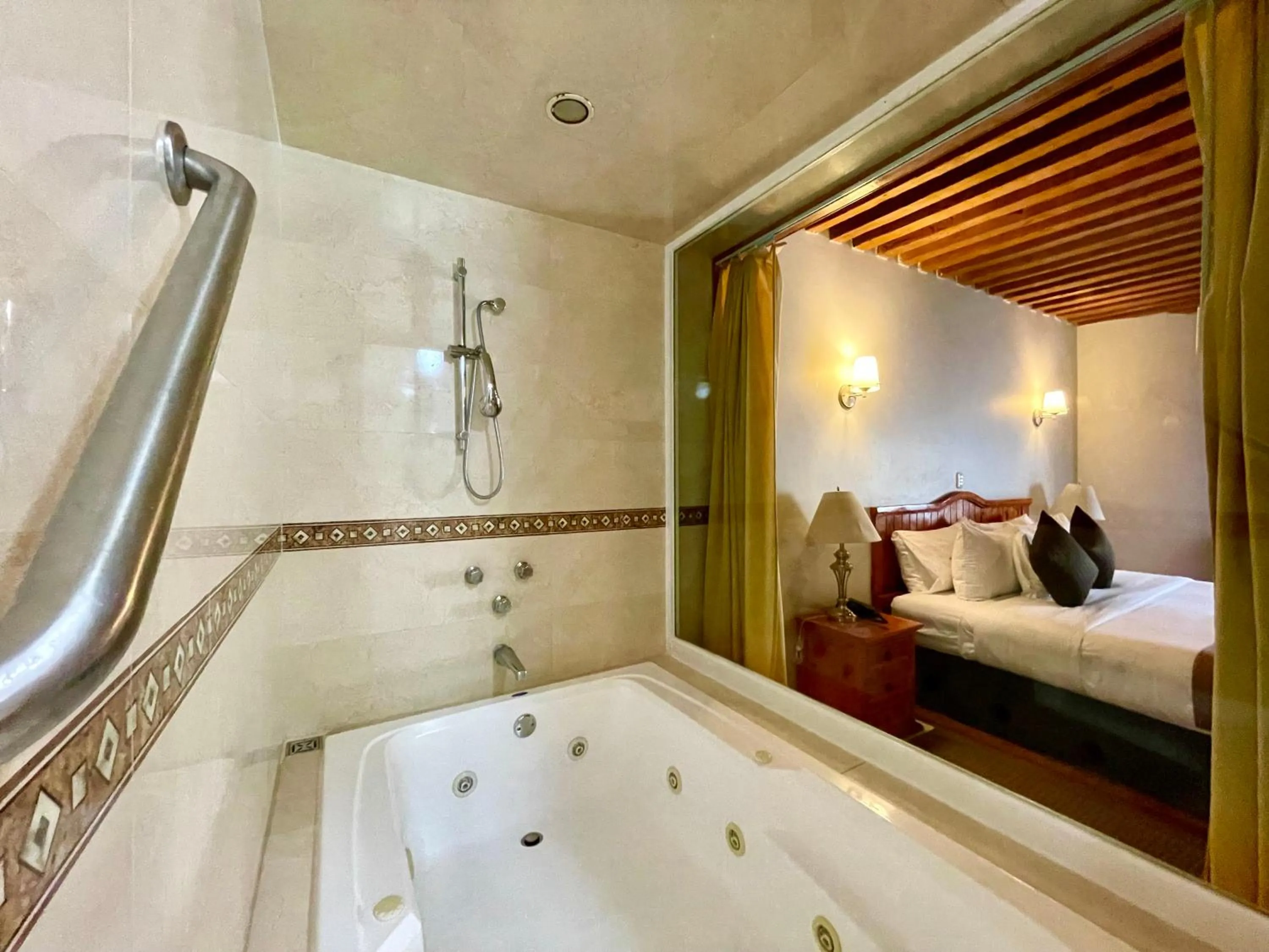Shower, Bed in Hotel Puebla Plaza