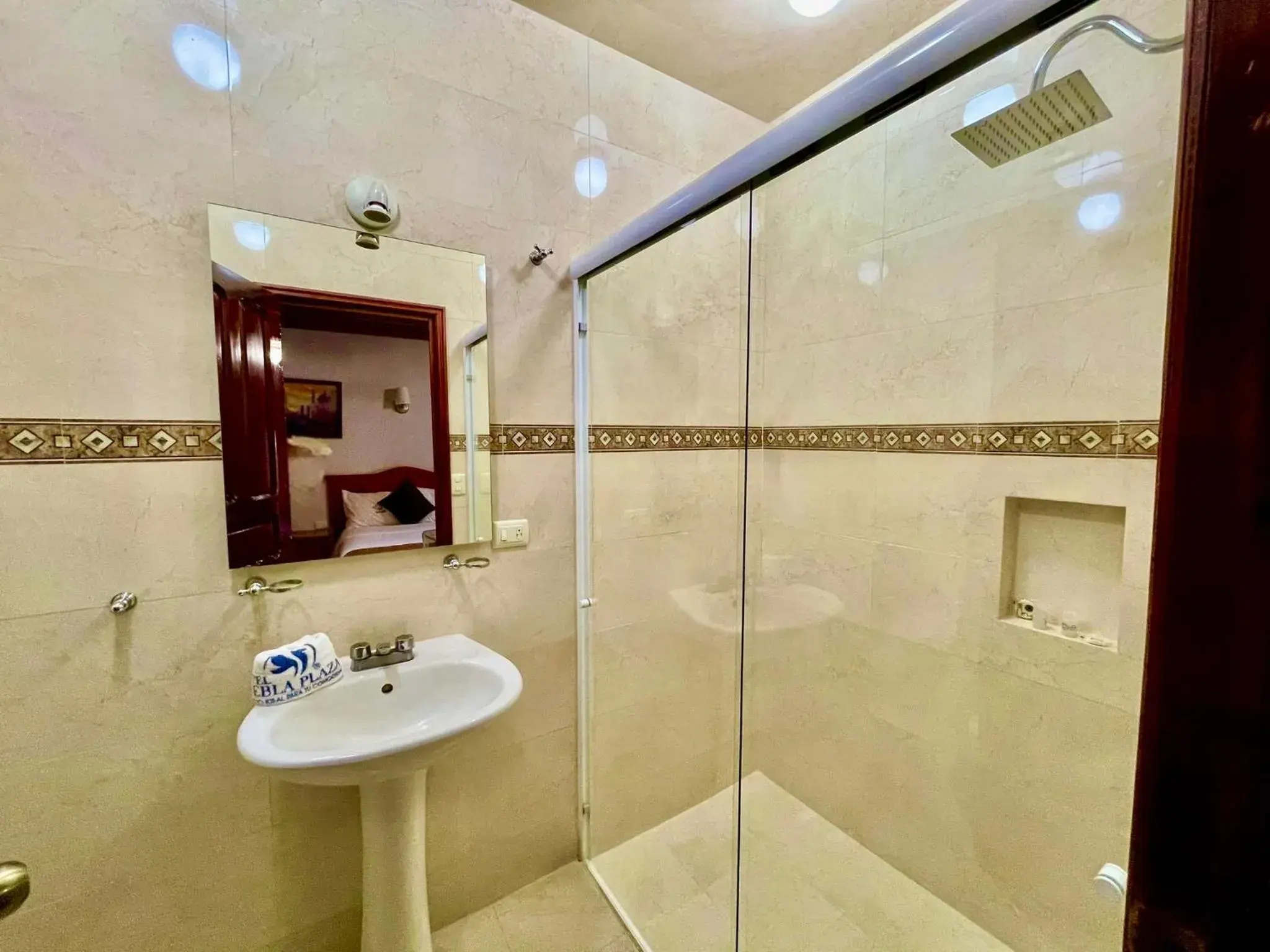 Shower in Hotel Puebla Plaza Shower in Hotel Puebla Plaza