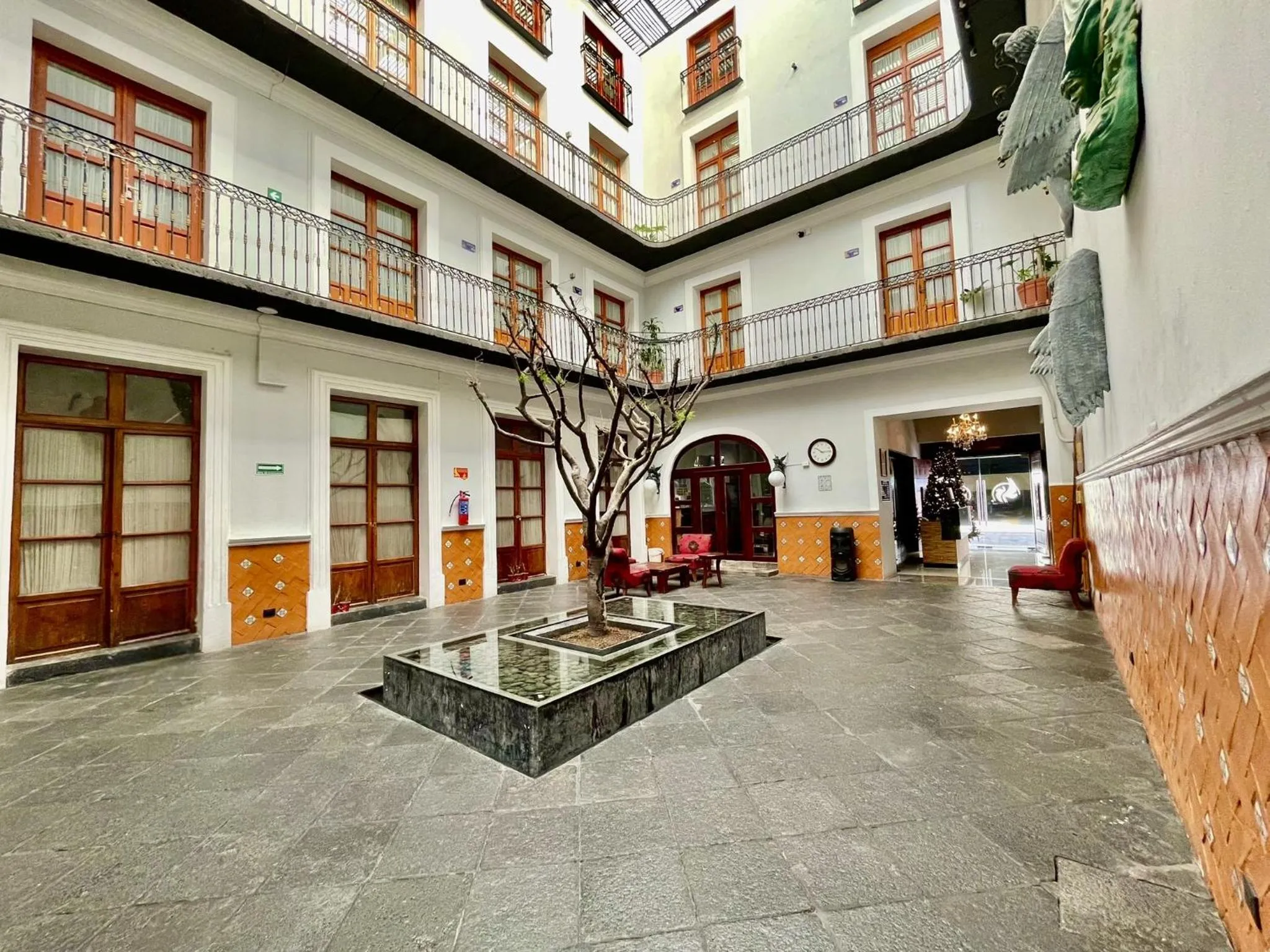 Property building in Hotel Puebla Plaza