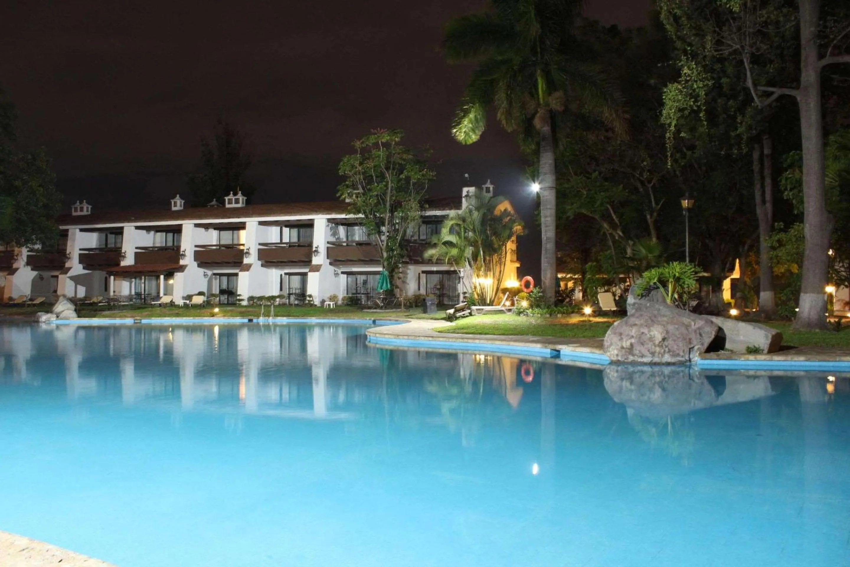 Swimming pool in Radisson Hotel Tapatio Guadalajara Aeropuerto