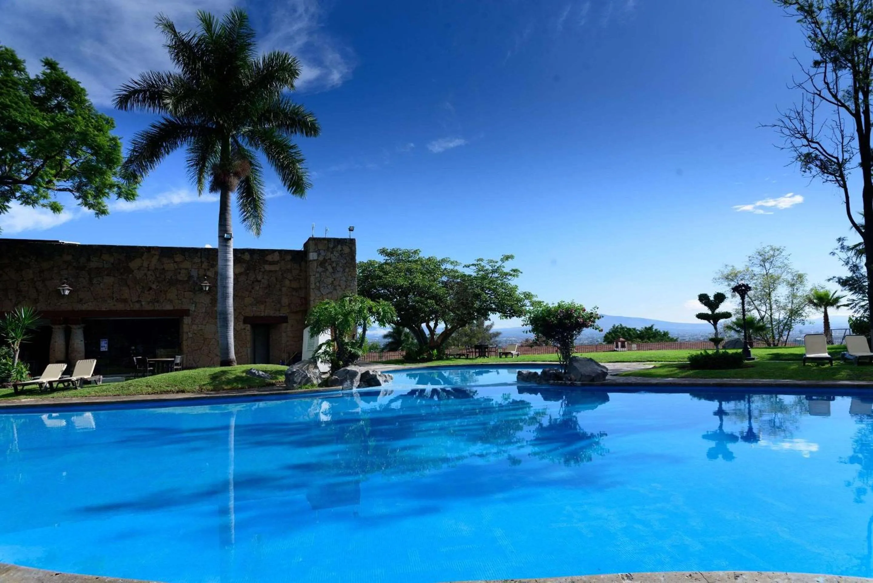 Swimming pool in Radisson Hotel Tapatio Guadalajara Aeropuerto