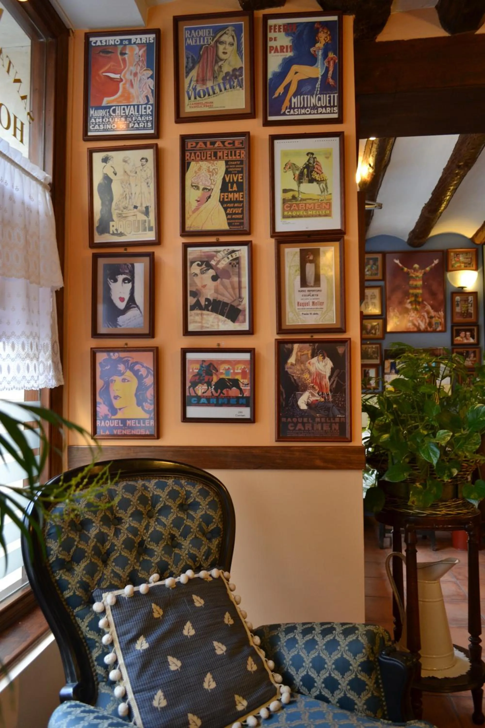 Communal lounge/ TV room in Hostal Santa Agueda