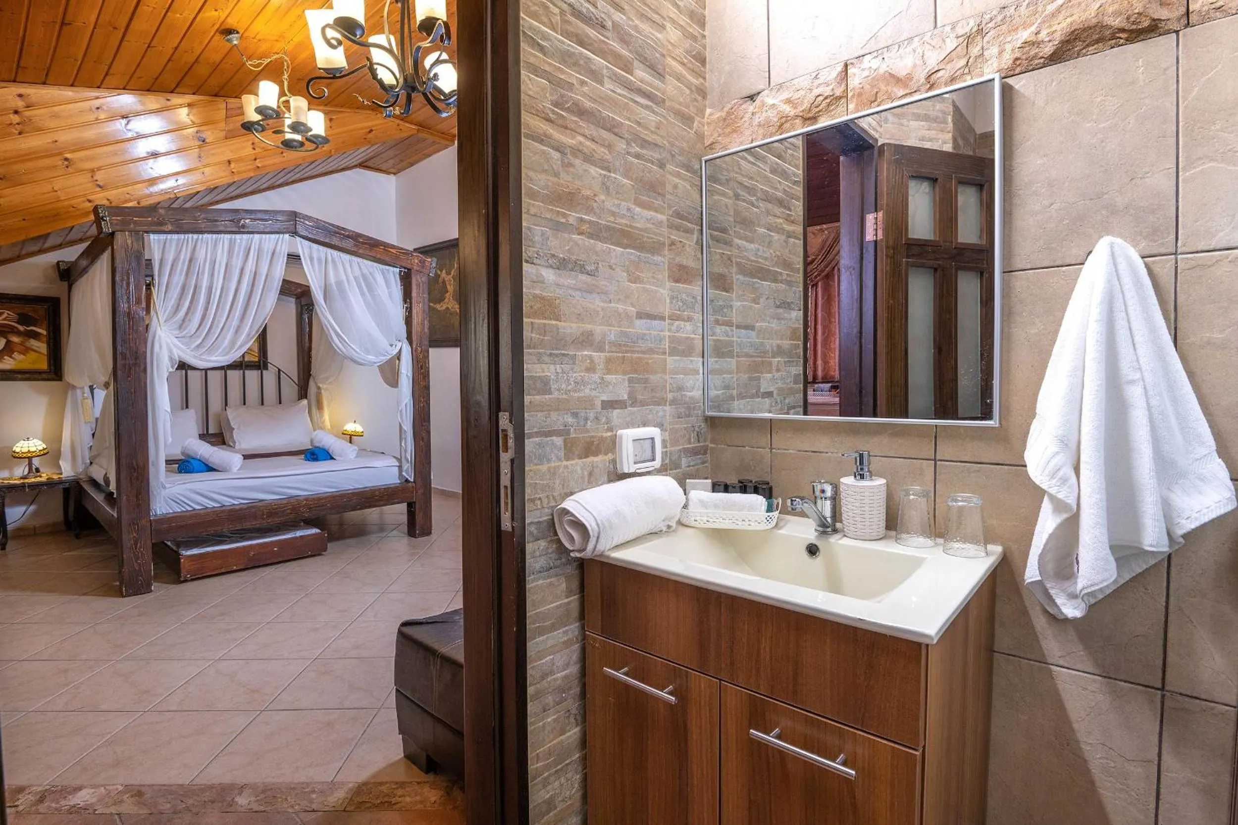 Bathroom, Bed in The Pearl of the Golan - Pnina BaGolan