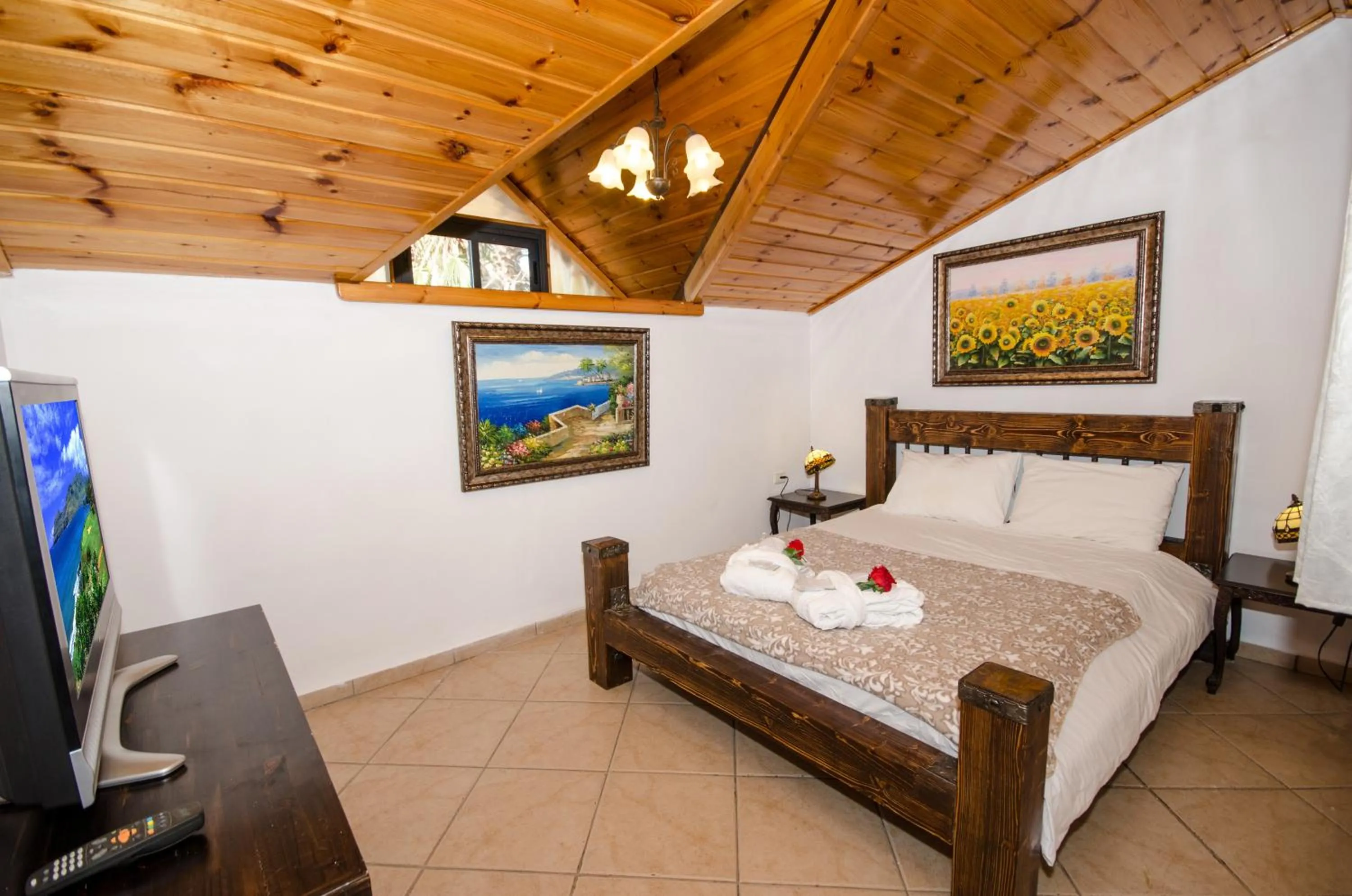 Bed in The Pearl of the Golan - Pnina BaGolan
