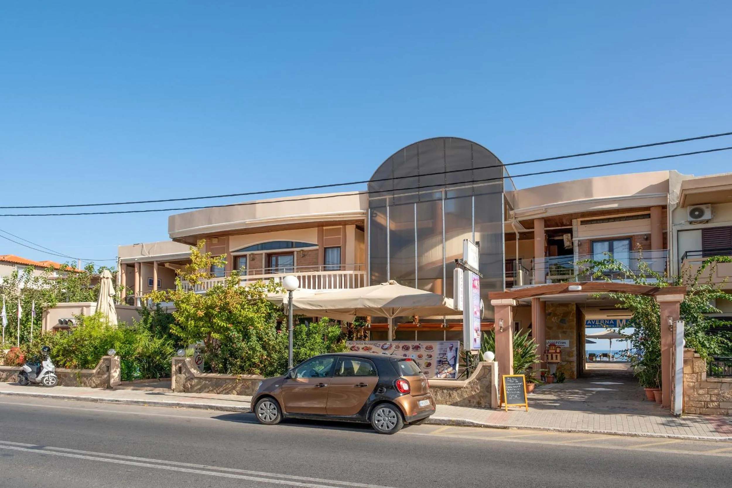 Property building in Kato Stalos Mare