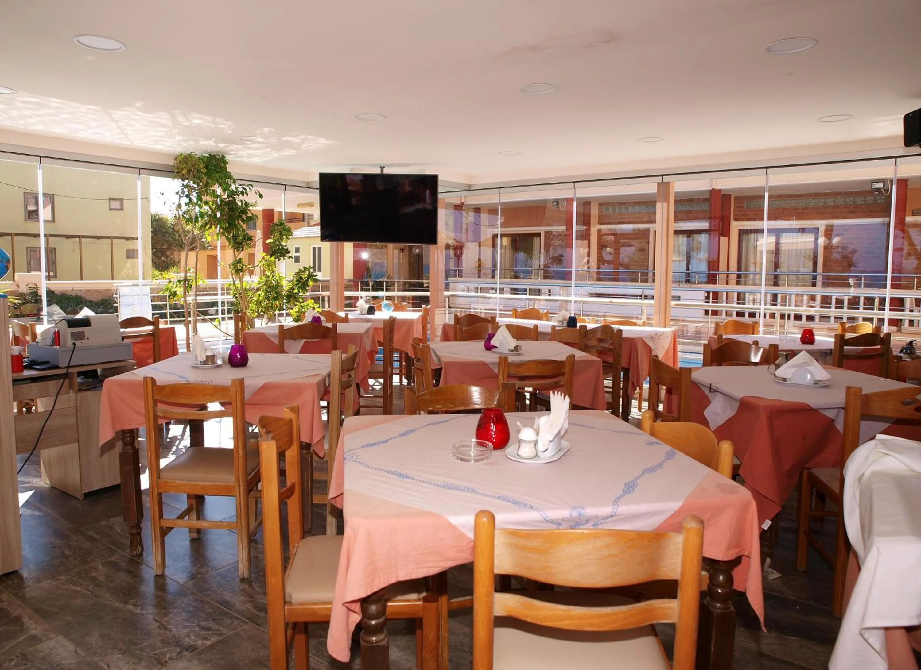 Restaurant/places to eat in Kato Stalos Mare
