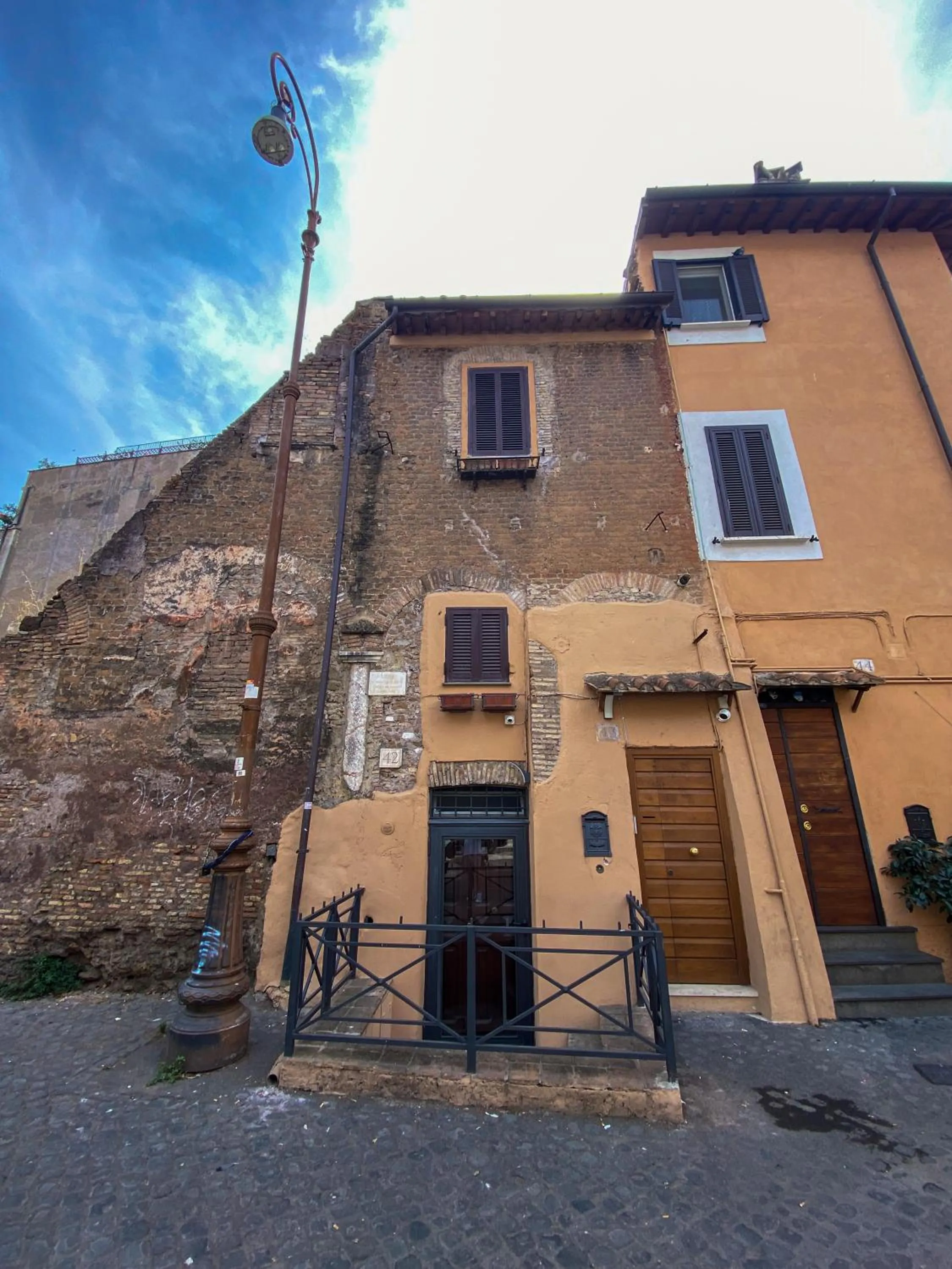 Property building in Trastevere alla Renella